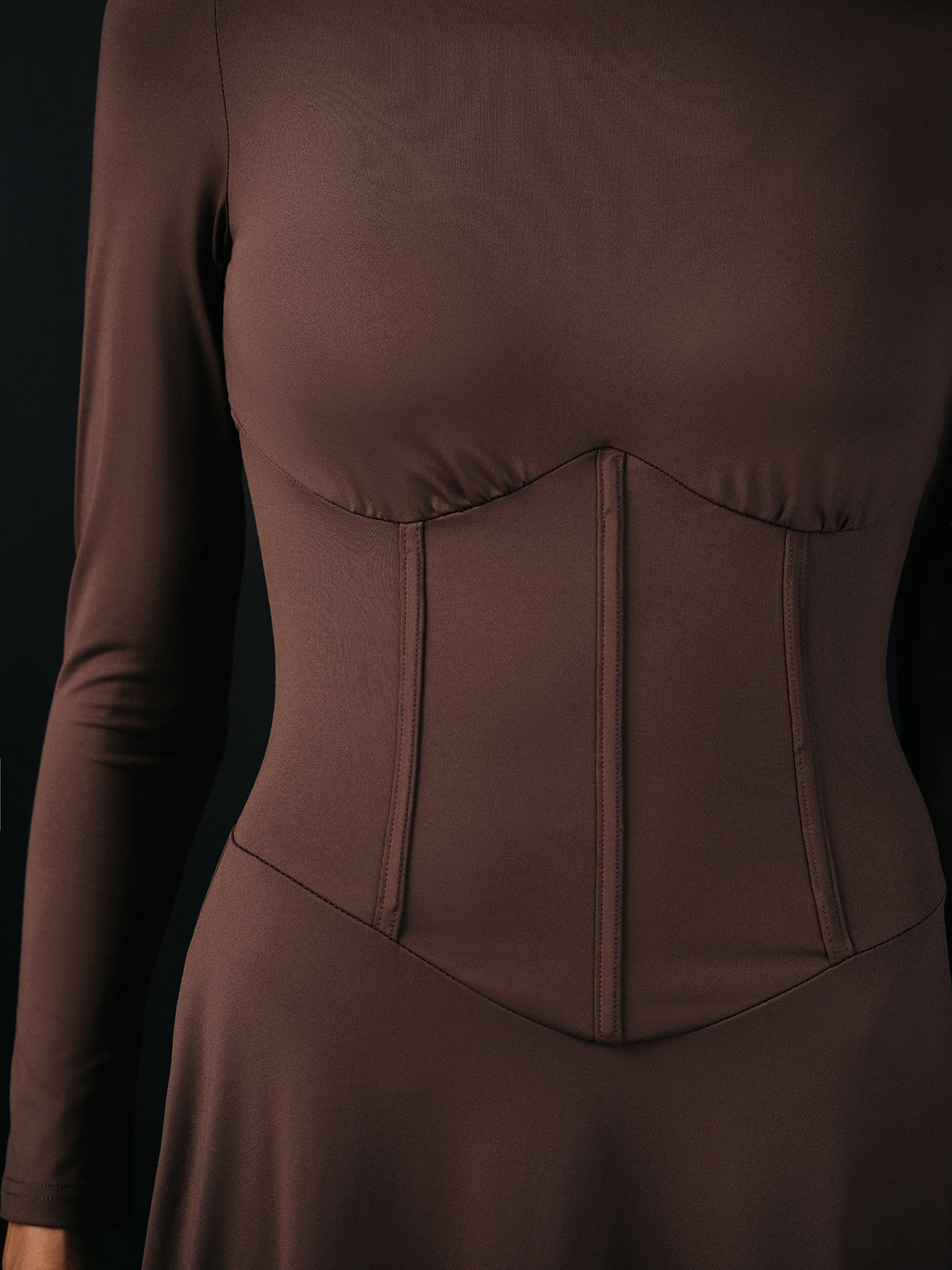 Robe longue à manches longues, col montant et corset à la taille