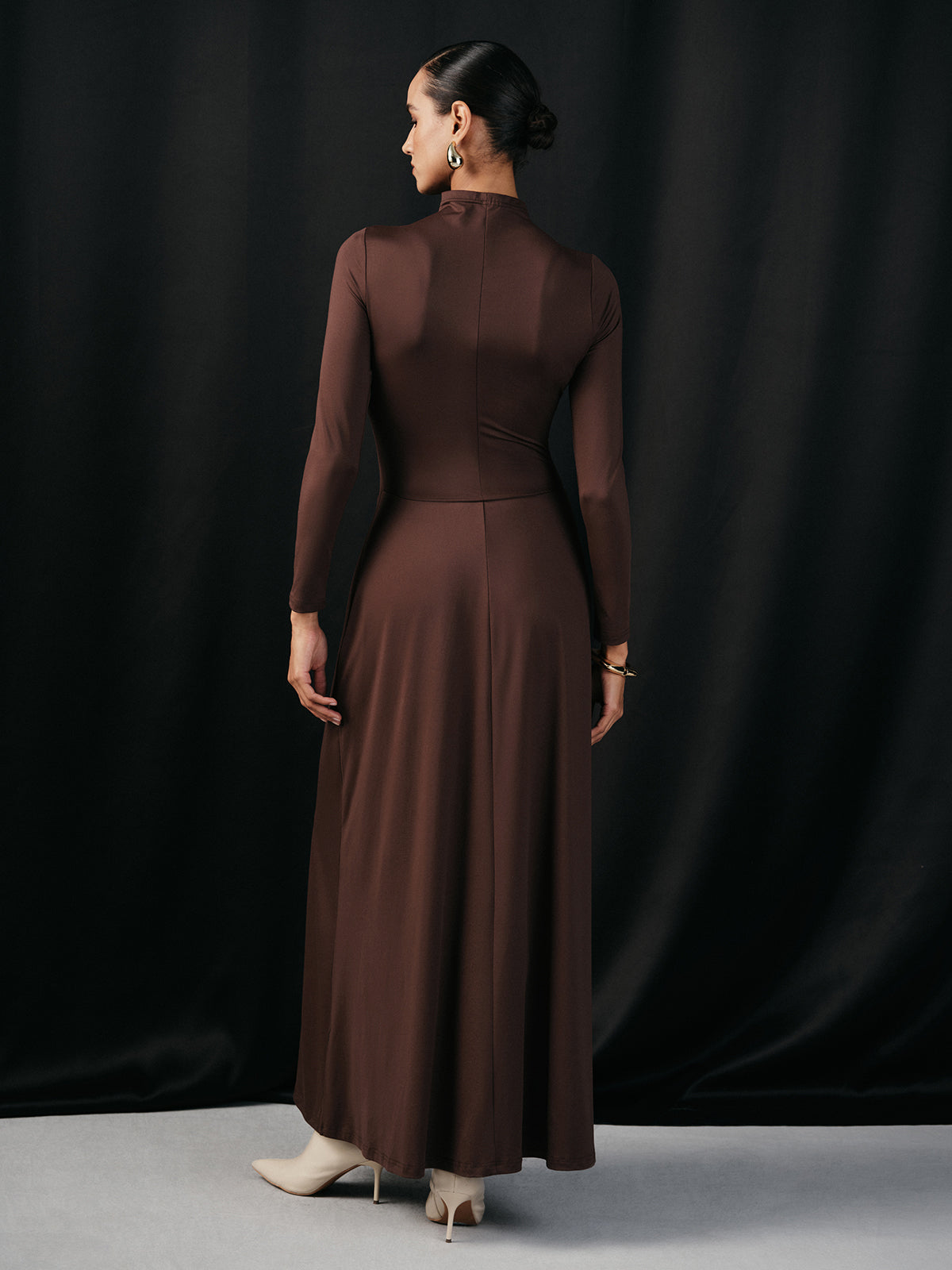 Robe maxi à col montant et corset à la taille, manches longues