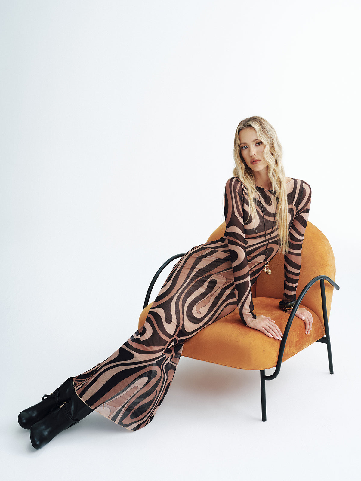 Maxikleid aus Mesh mit abstraktem Print