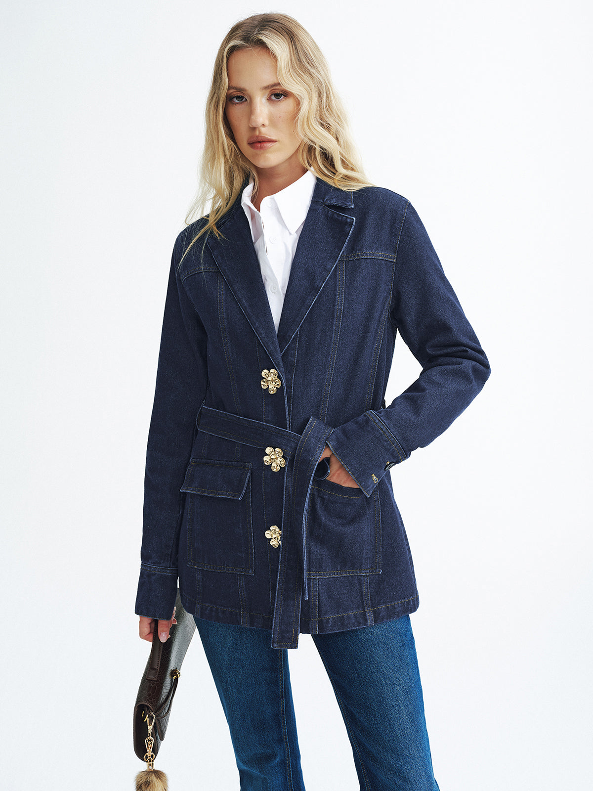 Metallisch geblümte Jeansjacke mit Gürtel