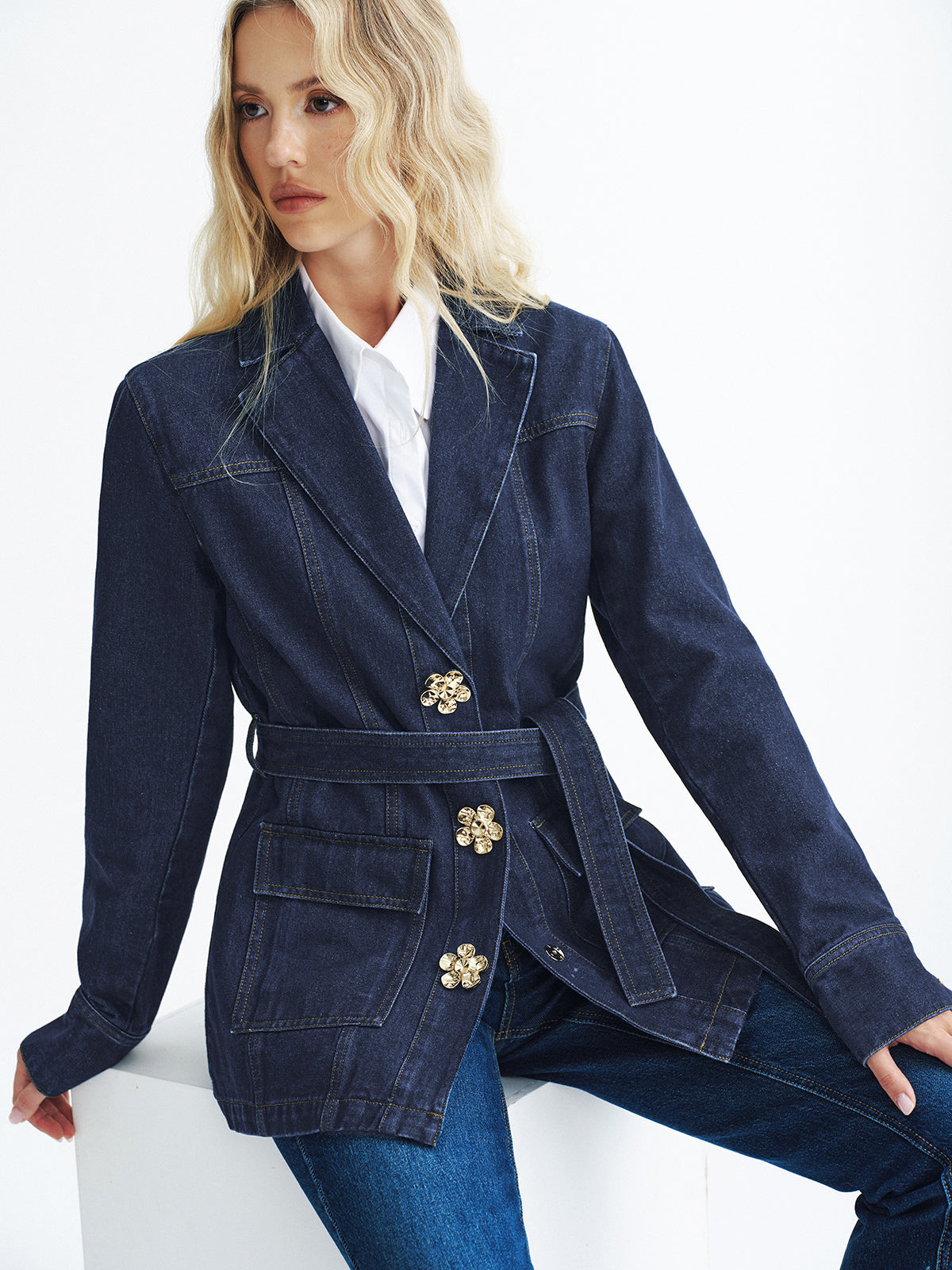 Metallisch geblümte Jeansjacke mit Gürtel