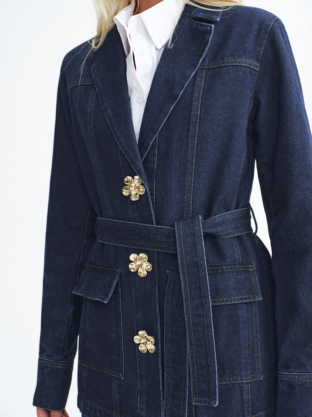 Metallisch geblümte Jeansjacke mit Gürtel