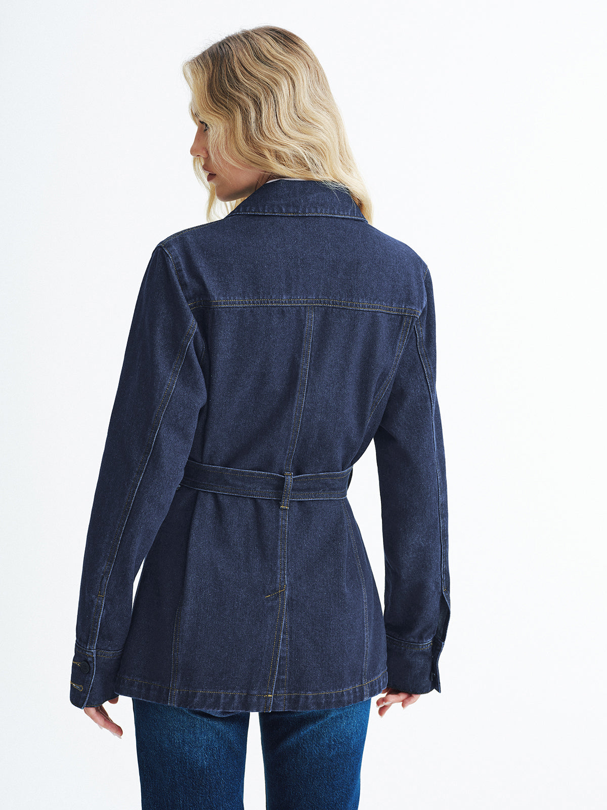 Metallisch geblümte Jeansjacke mit Gürtel