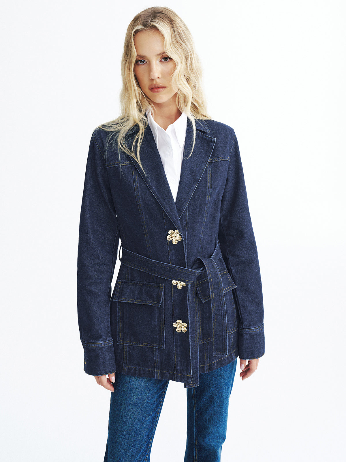 Veste en jean ceinturée à détails floraux métalliques