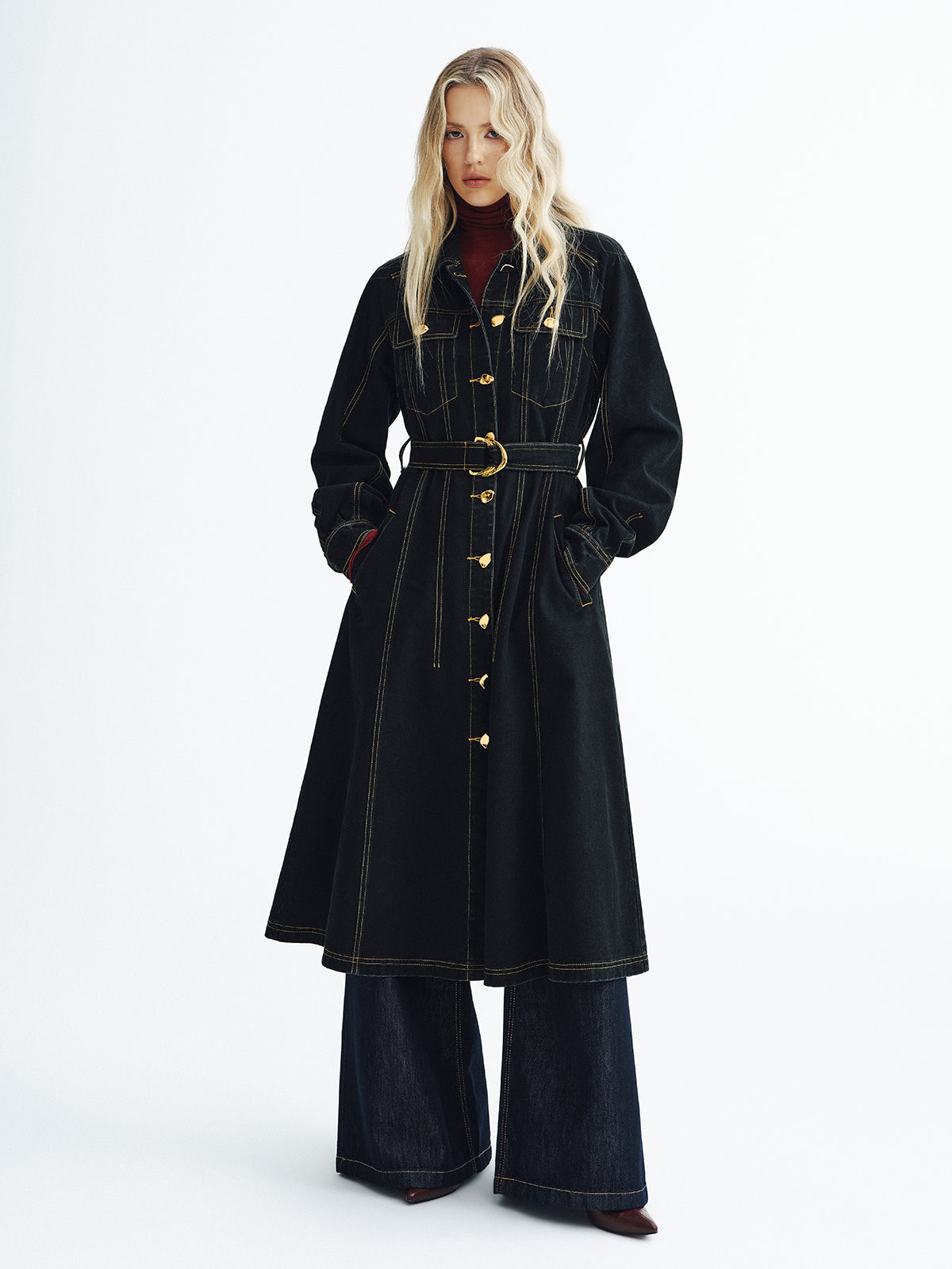 Maxikleid aus Denim mit Gürtel und Metallknöpfen