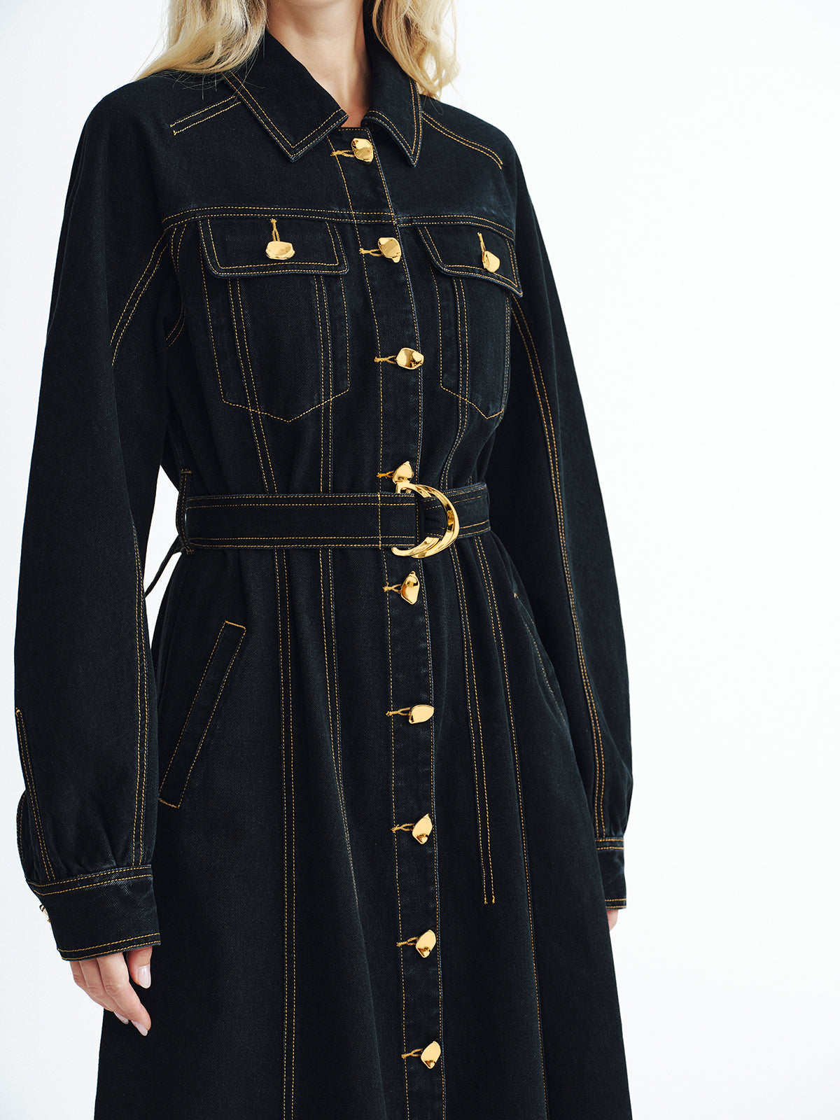 Maxikleid aus Denim mit Gürtel und Metallknöpfen