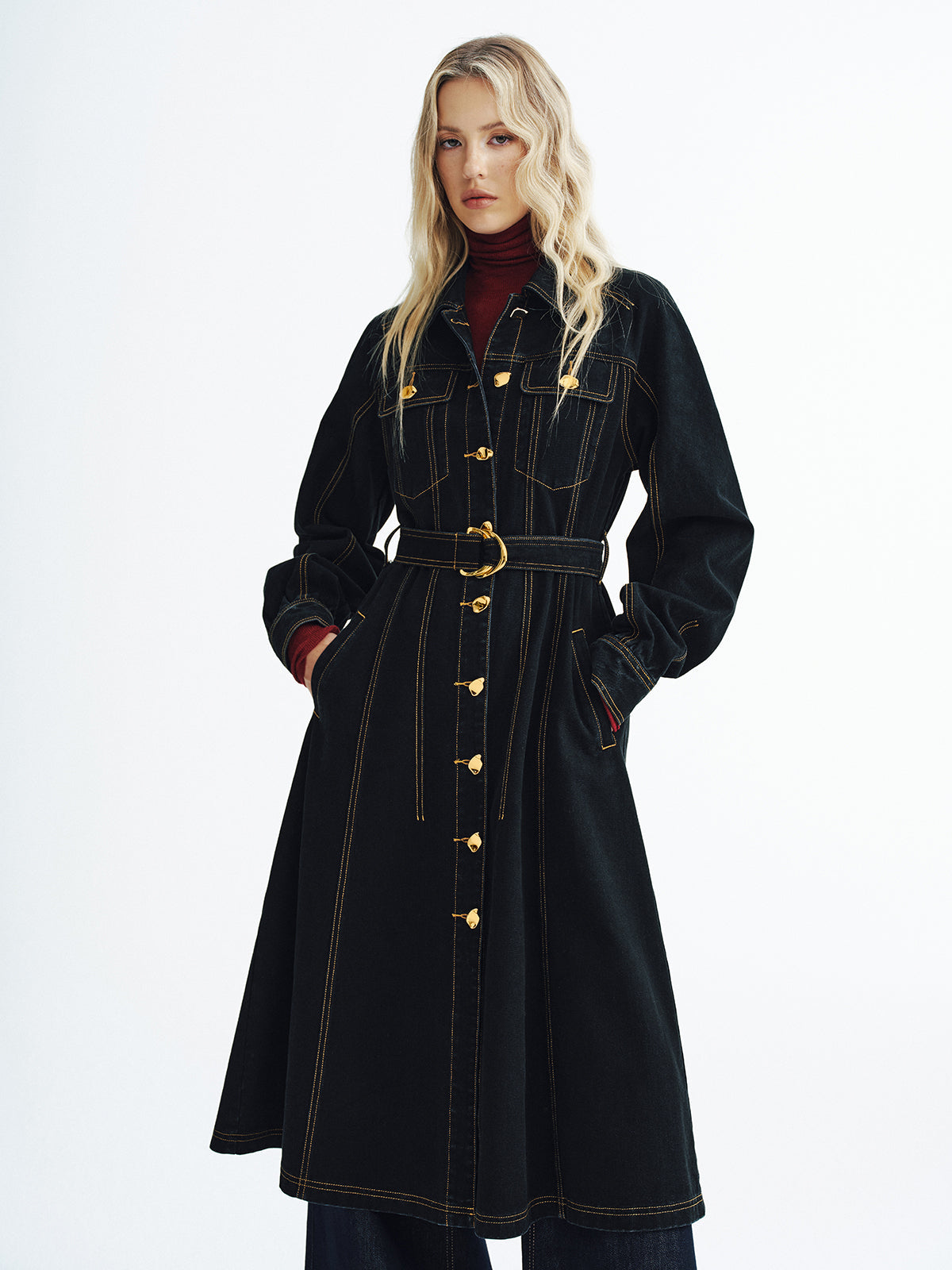 Maxikleid aus Denim mit Gürtel und Metallknöpfen