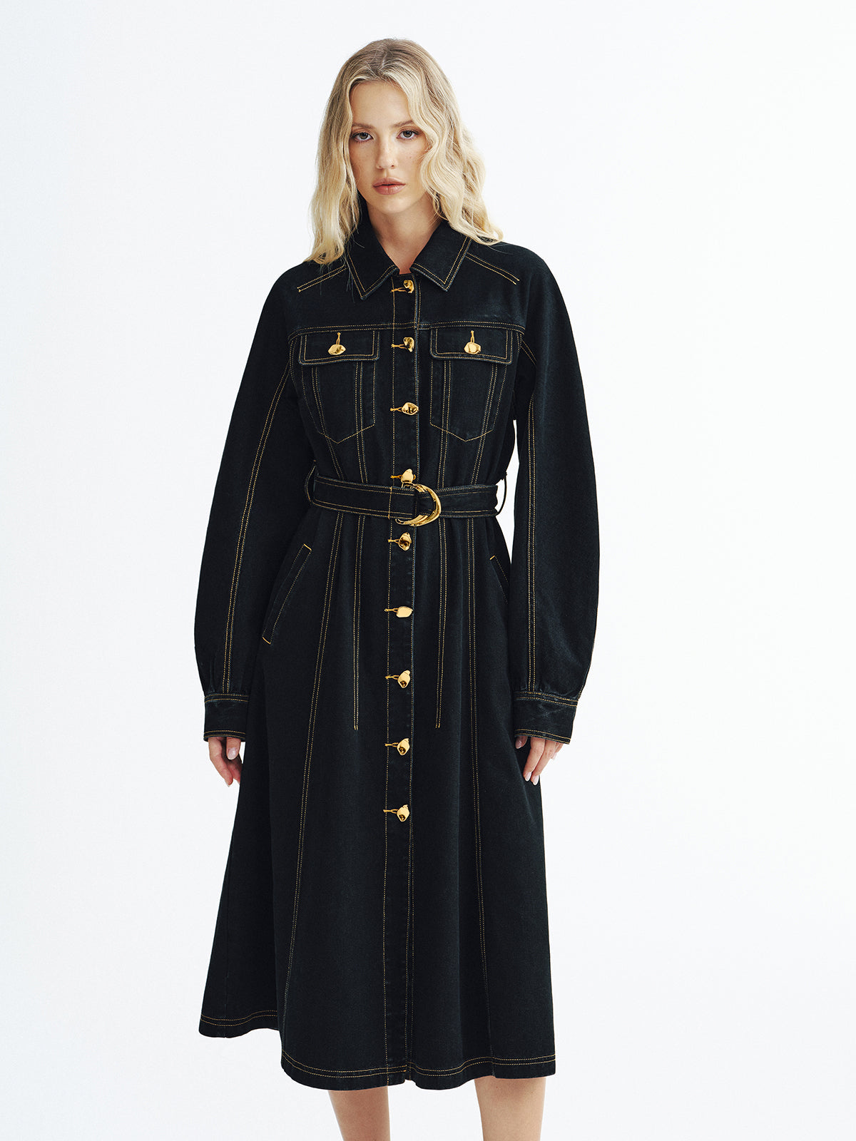 Maxikleid aus Denim mit Gürtel und Metallknöpfen