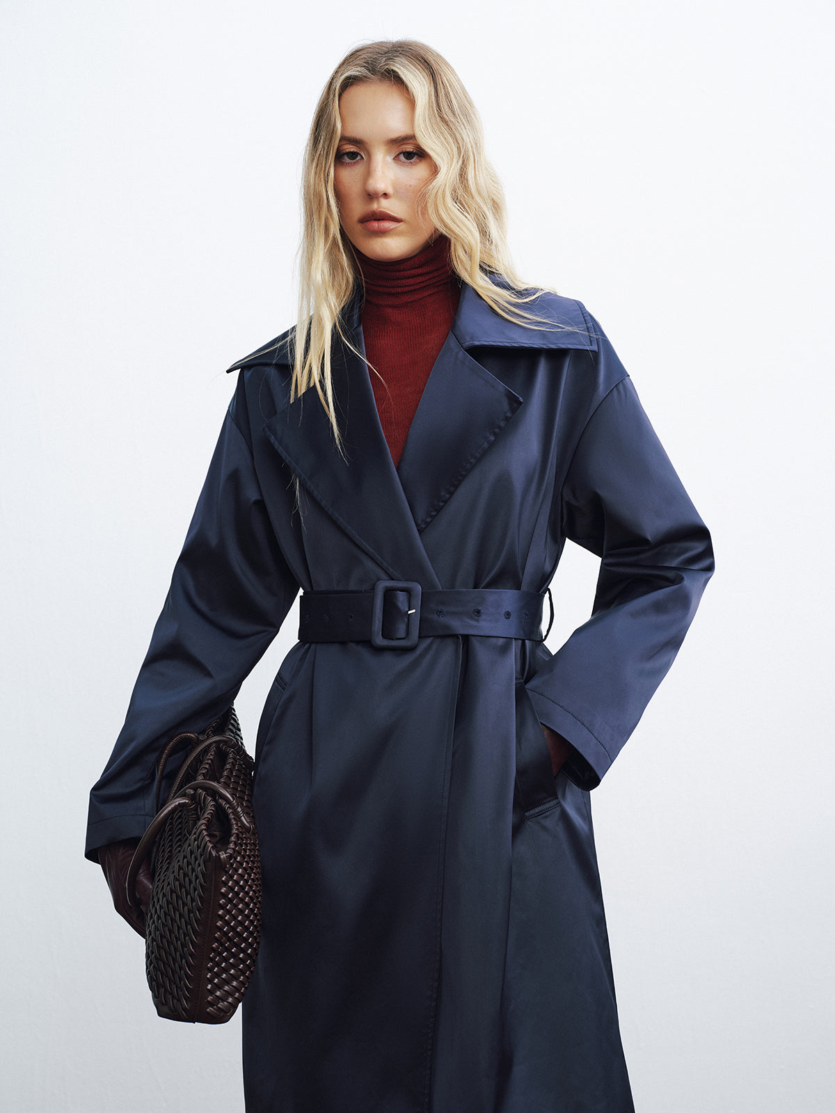 Long trench-coat en satin ceinturé