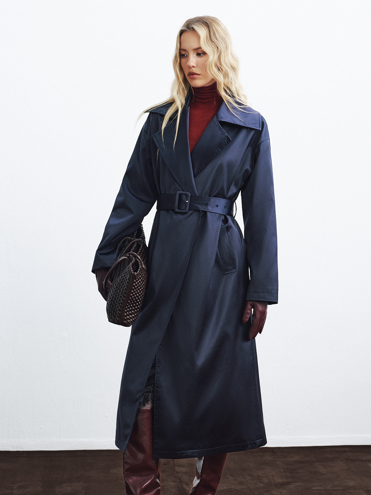Long trench-coat en satin ceinturé