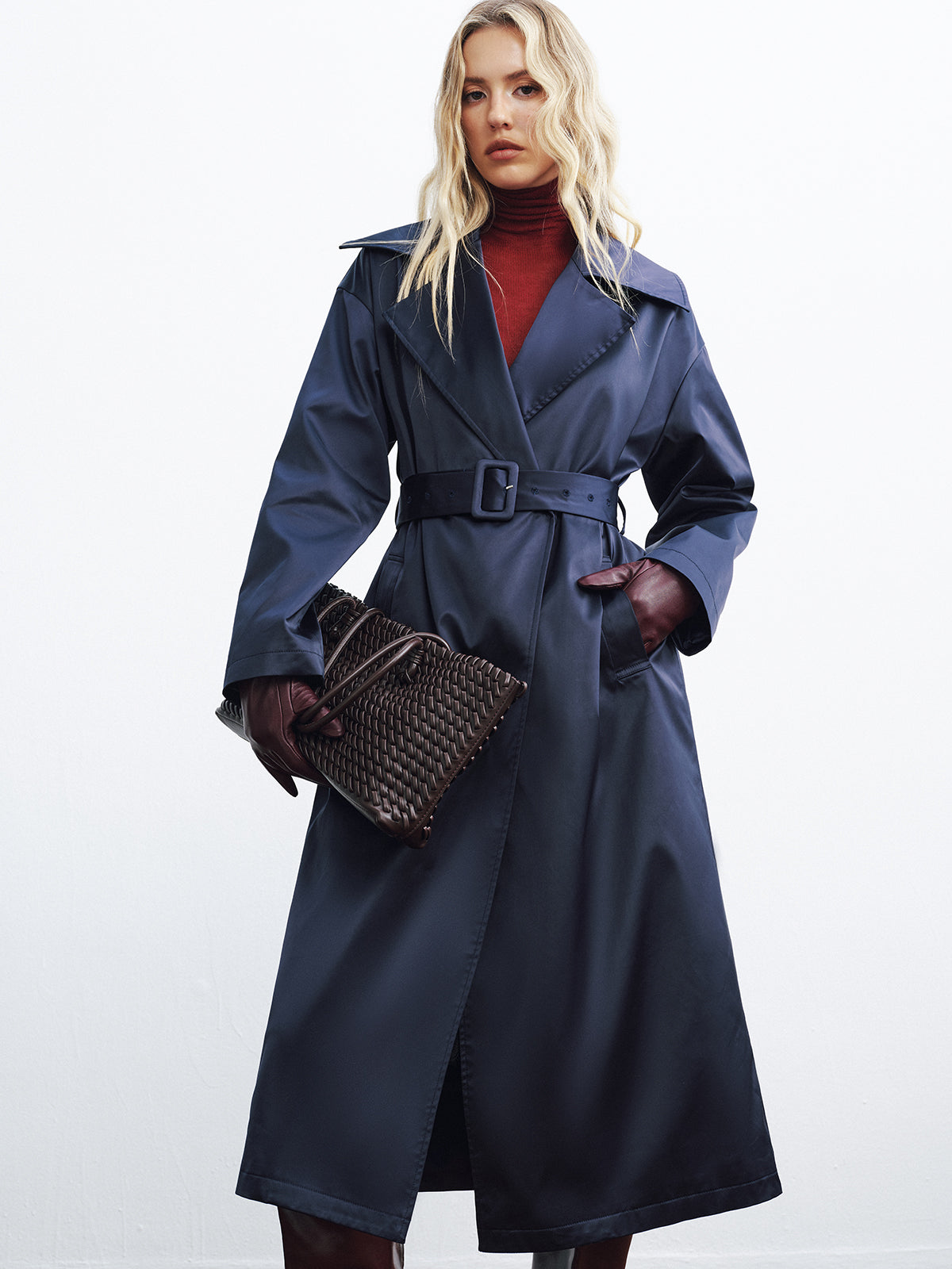 Long trench-coat en satin ceinturé