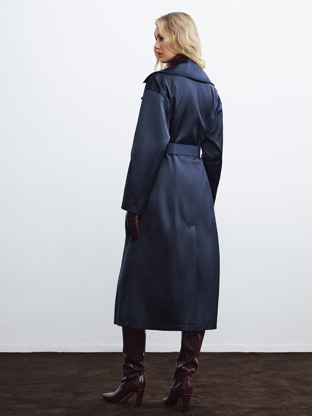 Long trench-coat en satin ceinturé