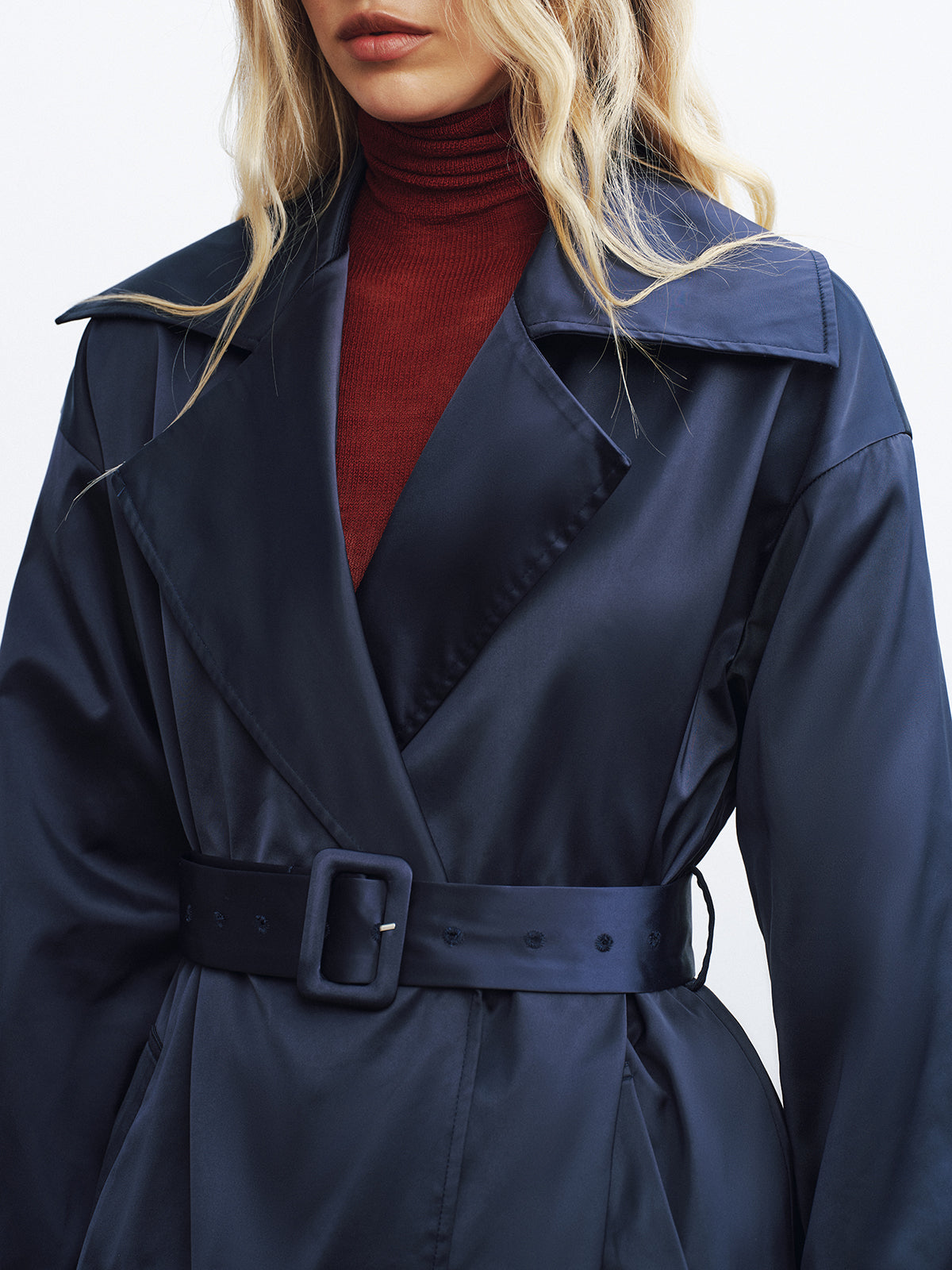 Long trench-coat en satin ceinturé