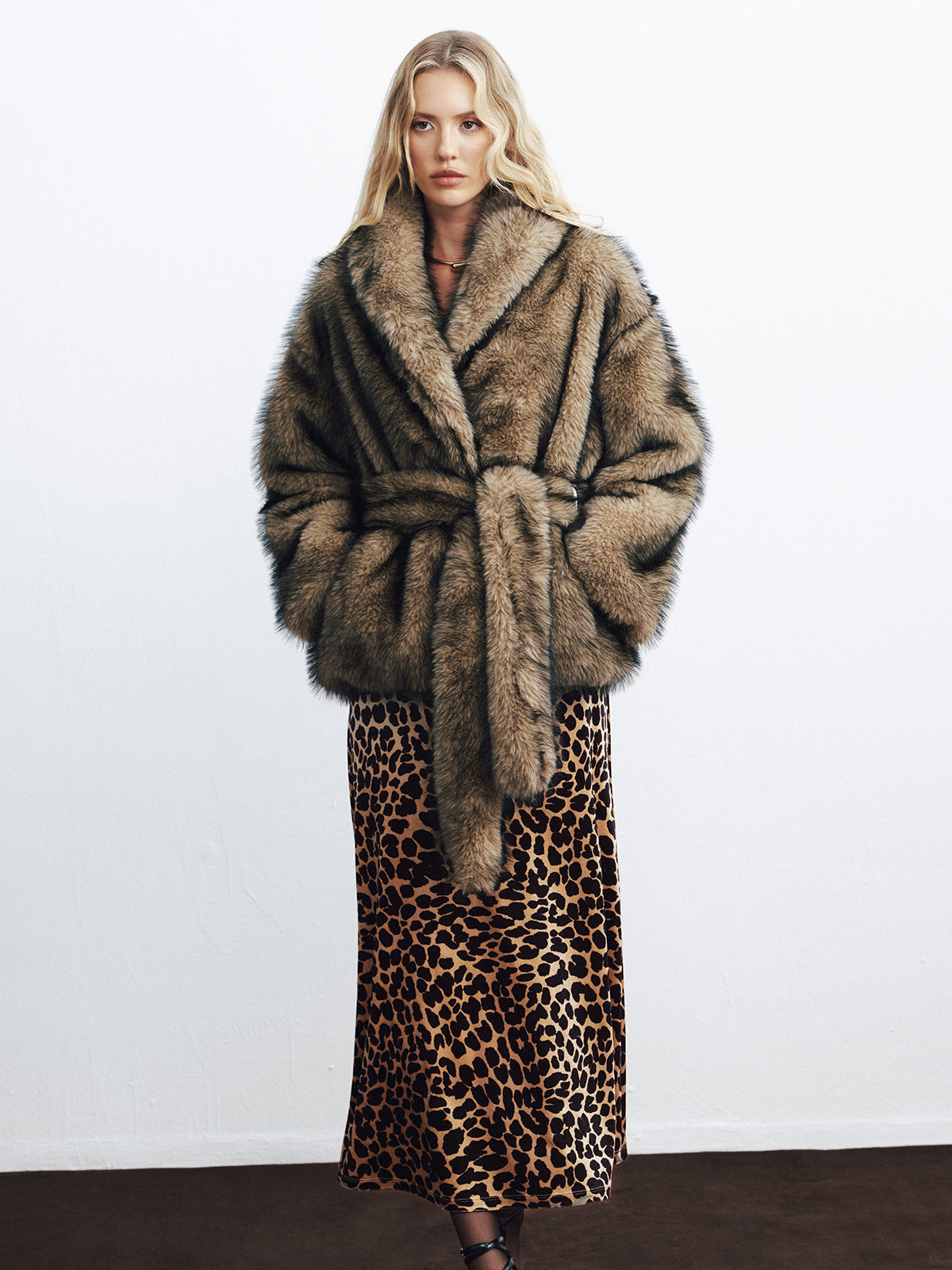 Manteau ceinturé en fausse fourrure