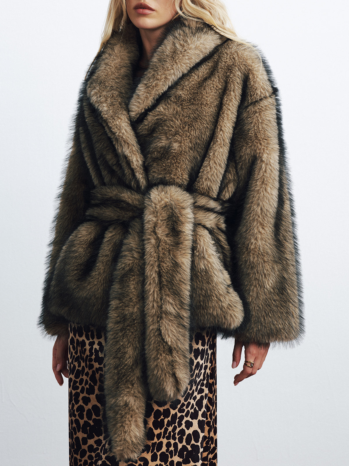 Manteau ceinturé en fausse fourrure