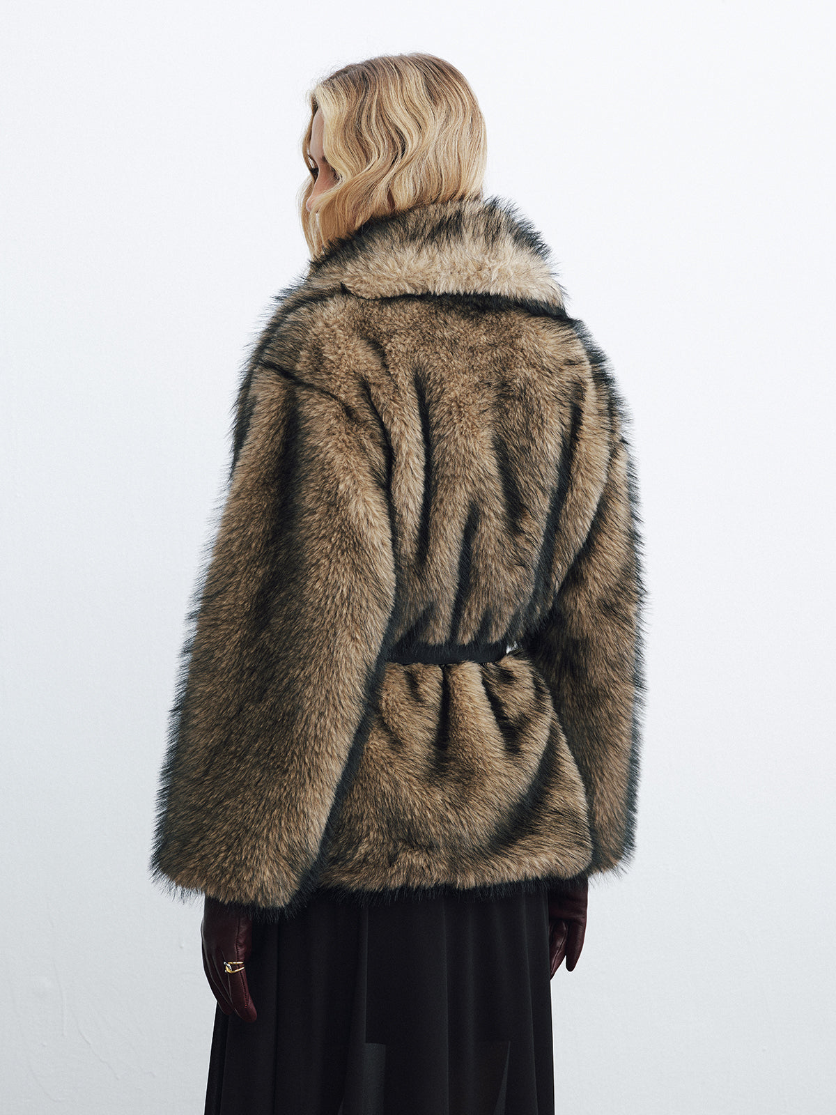 Manteau ceinturé en fausse fourrure