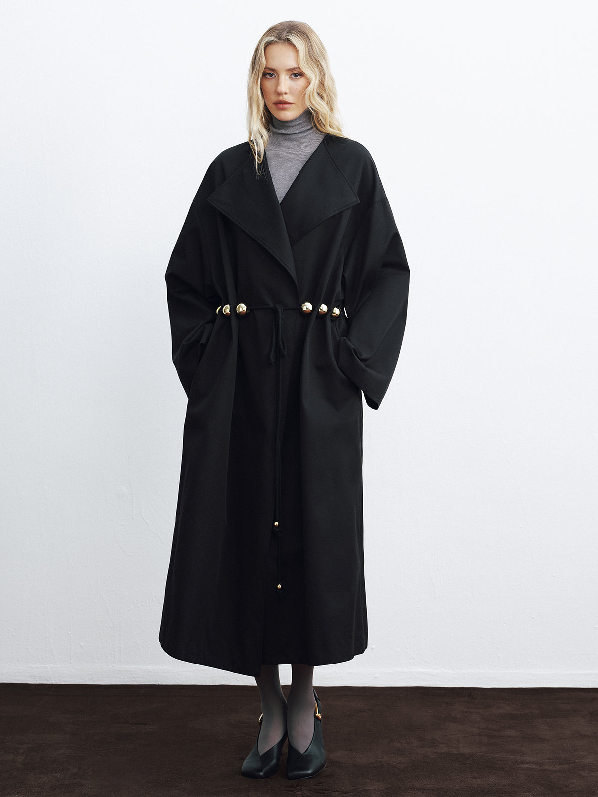 Trench-coat long oversize à ceinture et détails métalliques