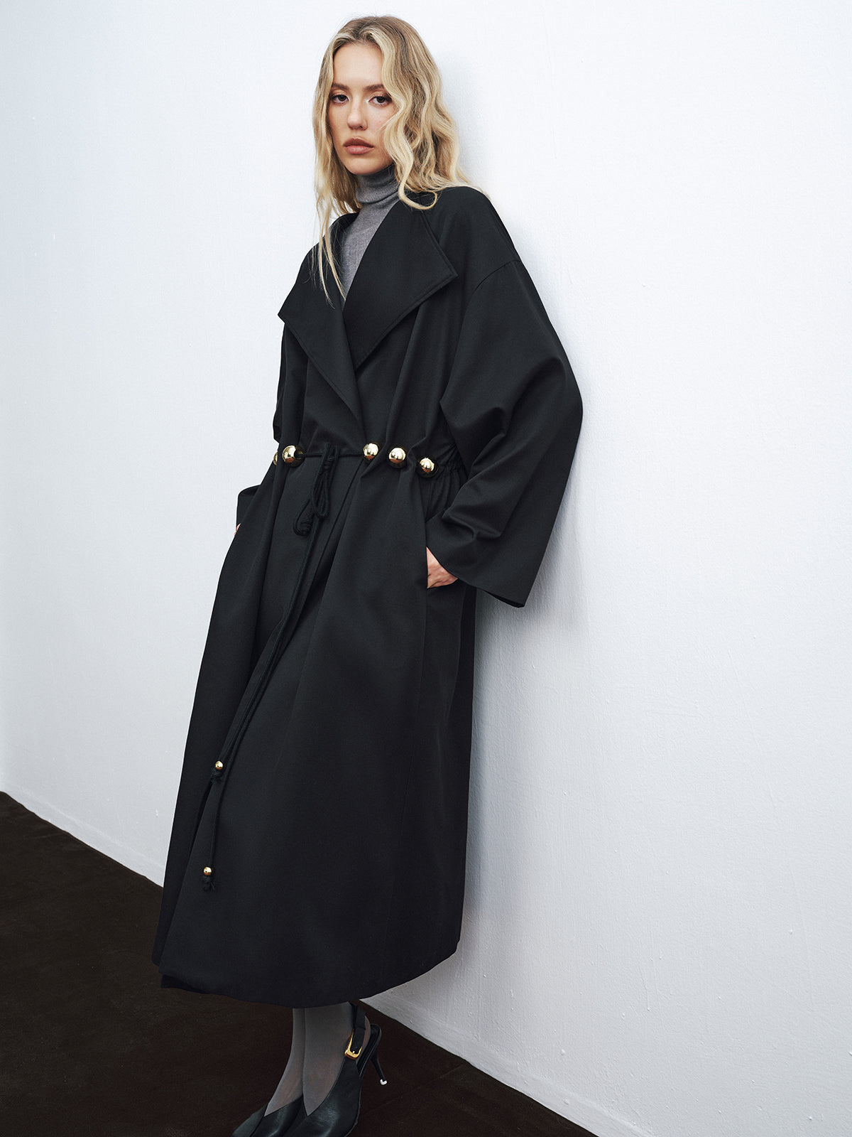 Trench-coat long oversize à ceinture et détails métalliques