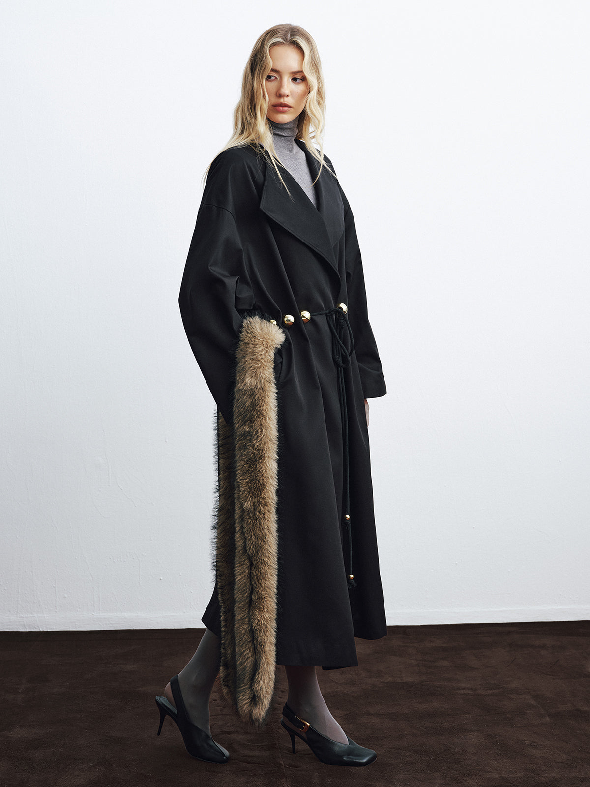 Trench-coat long oversize à ceinture et détails métalliques