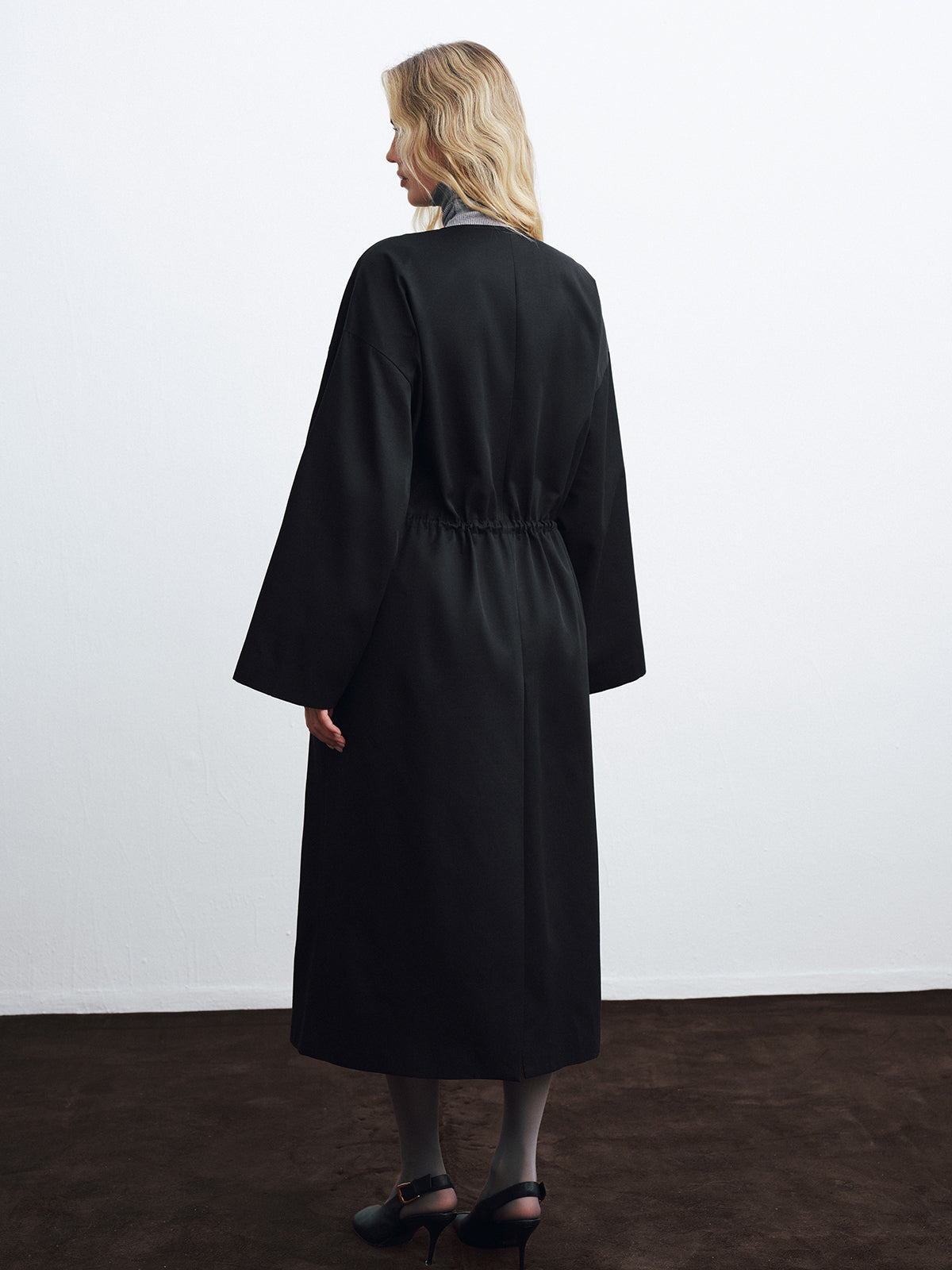 Trench-coat long oversize à ceinture et détails métalliques