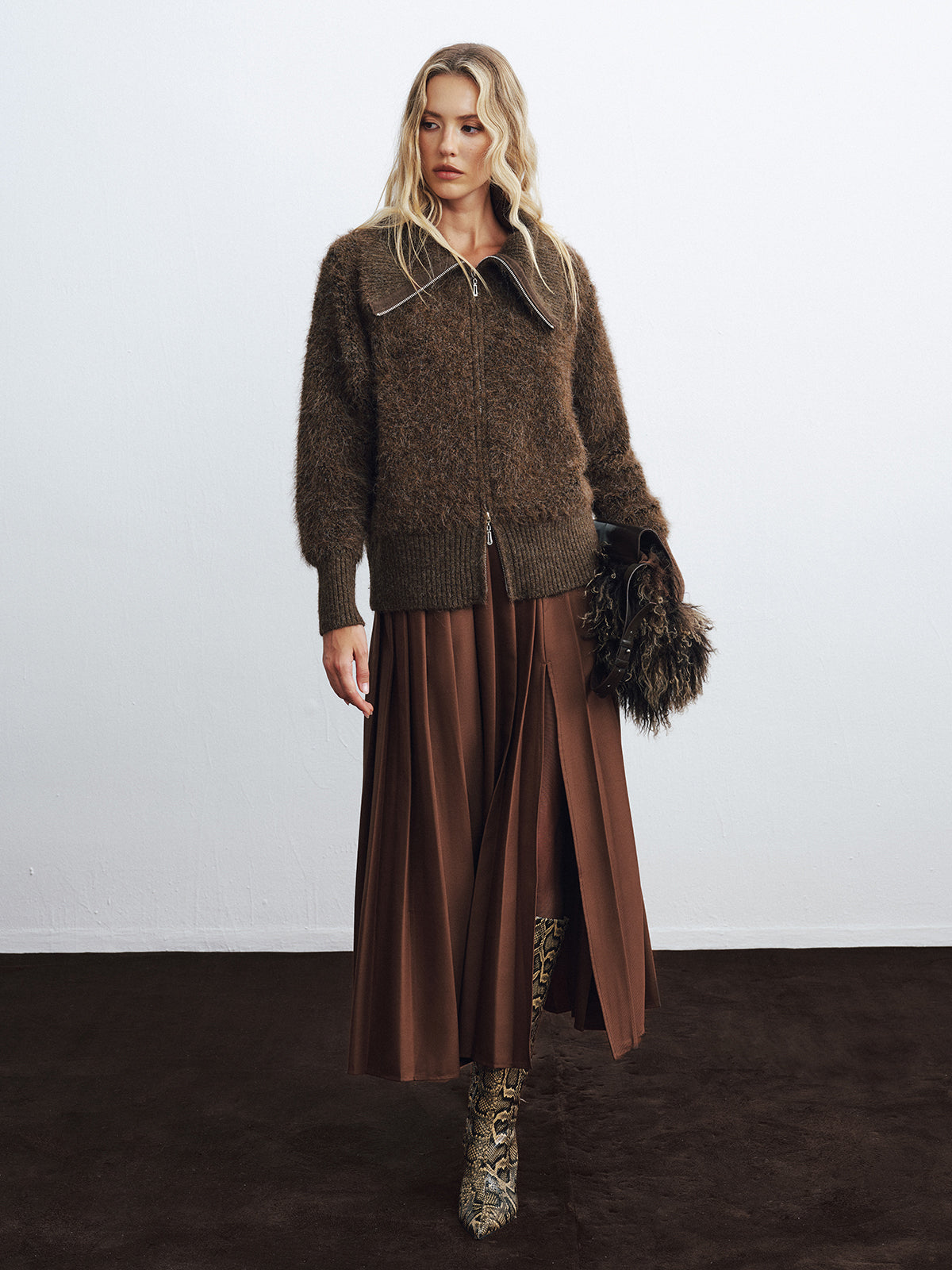 Jacke aus flauschigem Strick mit Oversized-Kragen und zwei Reißverschlüssen