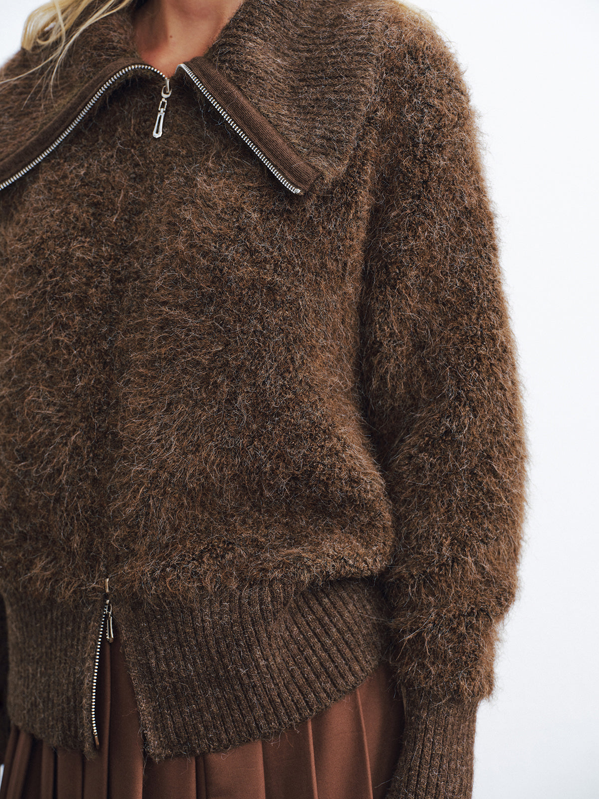 Jacke aus flauschigem Strick mit Oversized-Kragen und zwei Reißverschlüssen