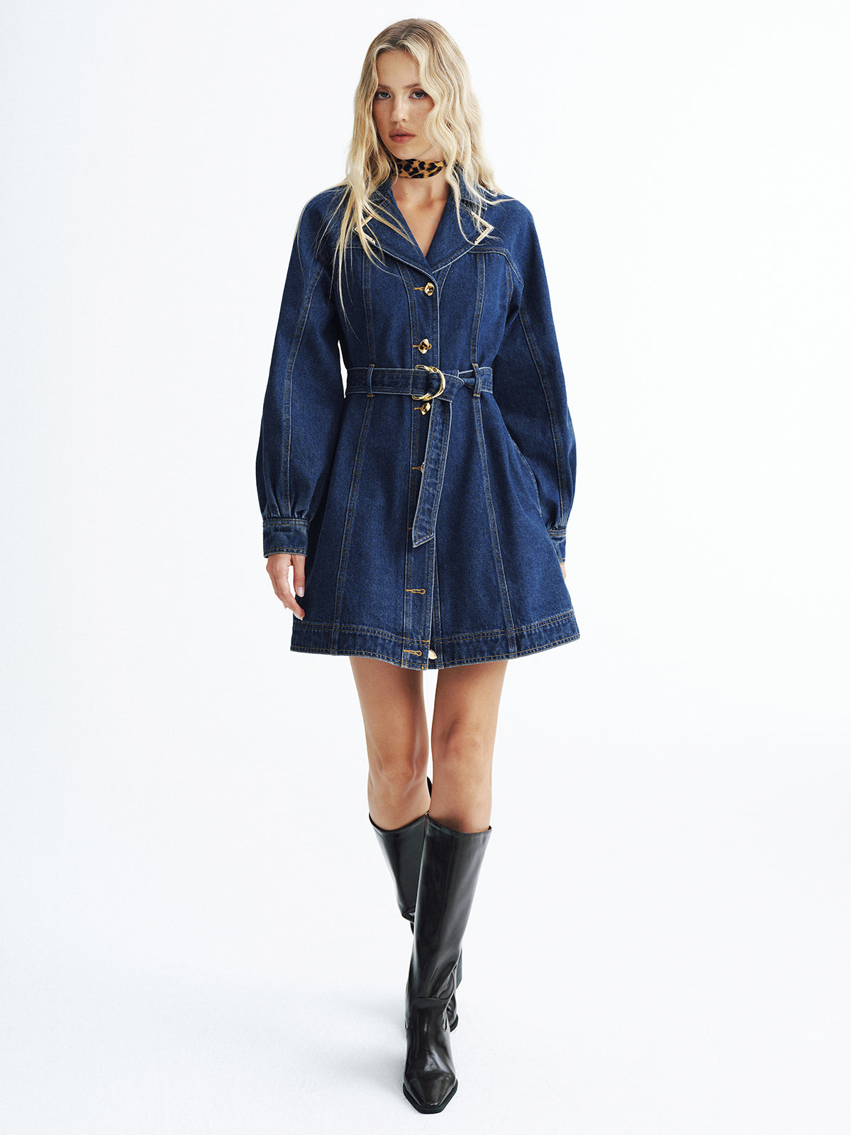 Robe chemise en jean ceinturée à boutons métalliques