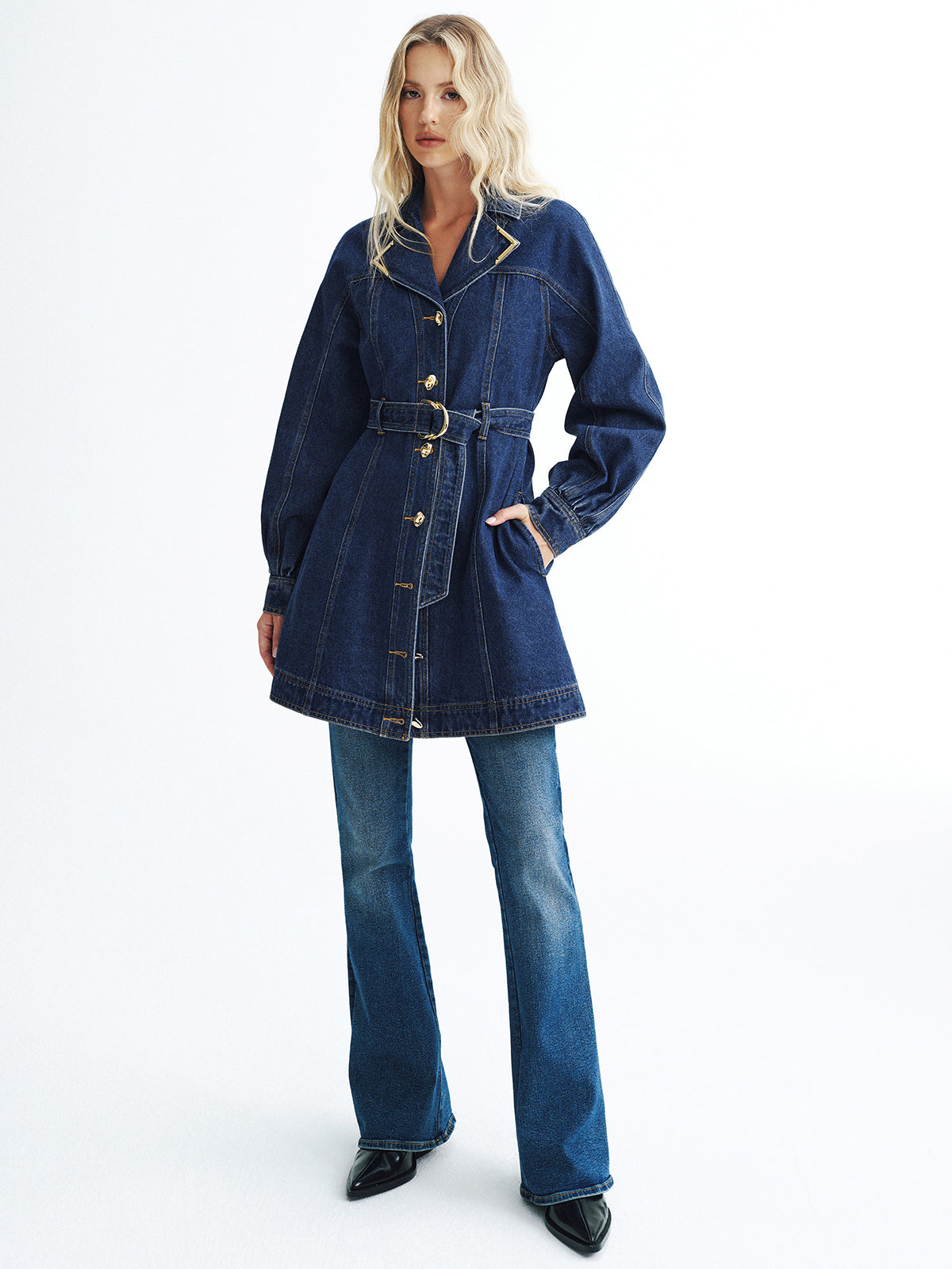 Hemdblusenkleid aus Jeans mit Metallknöpfen und Gürtel