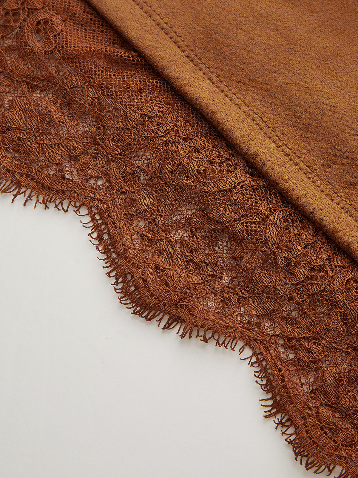 Mini-jupe effet daim à ourlet en dentelle