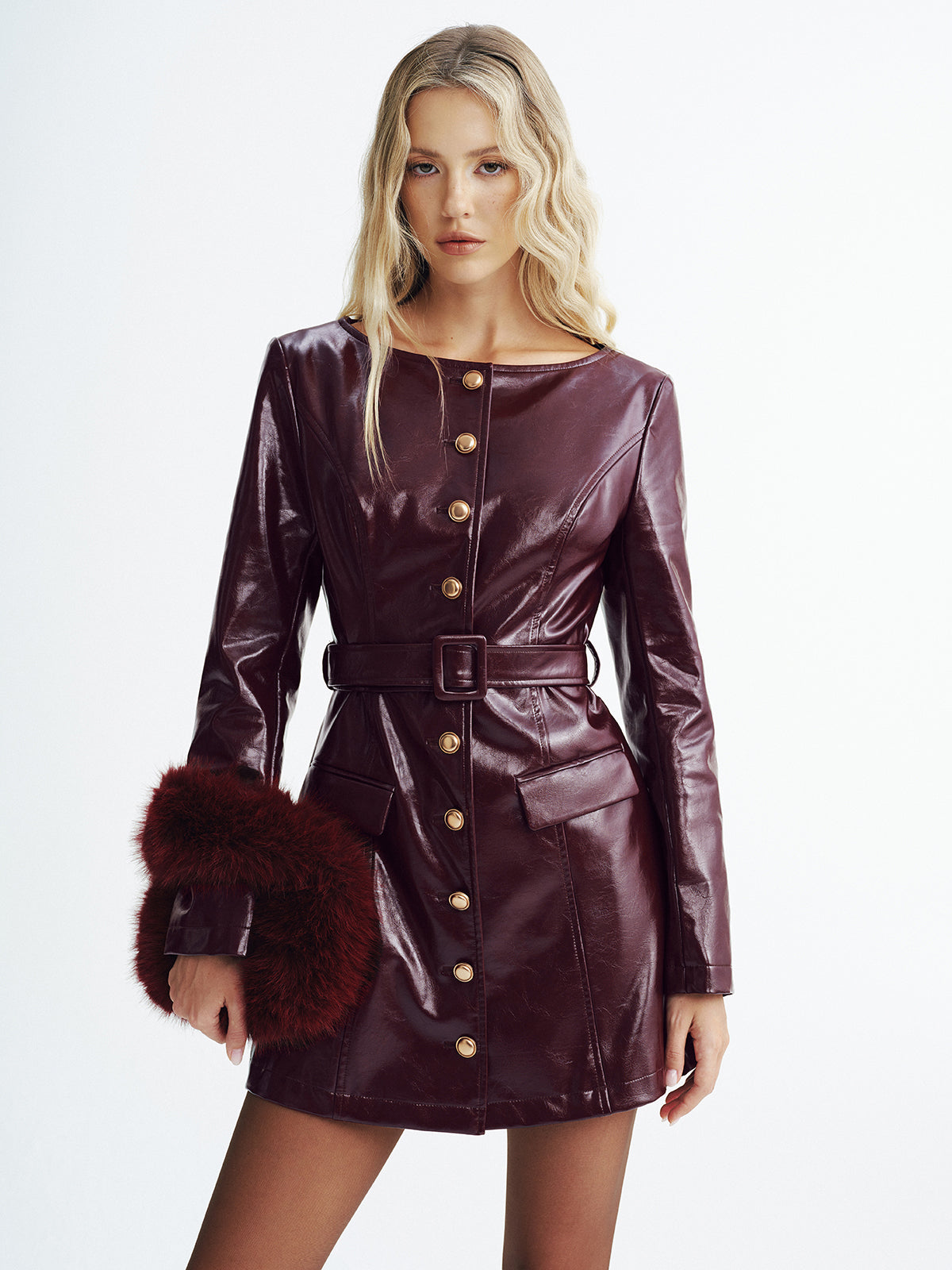 Mini-Kleid aus Kunstleder mit Gürtel