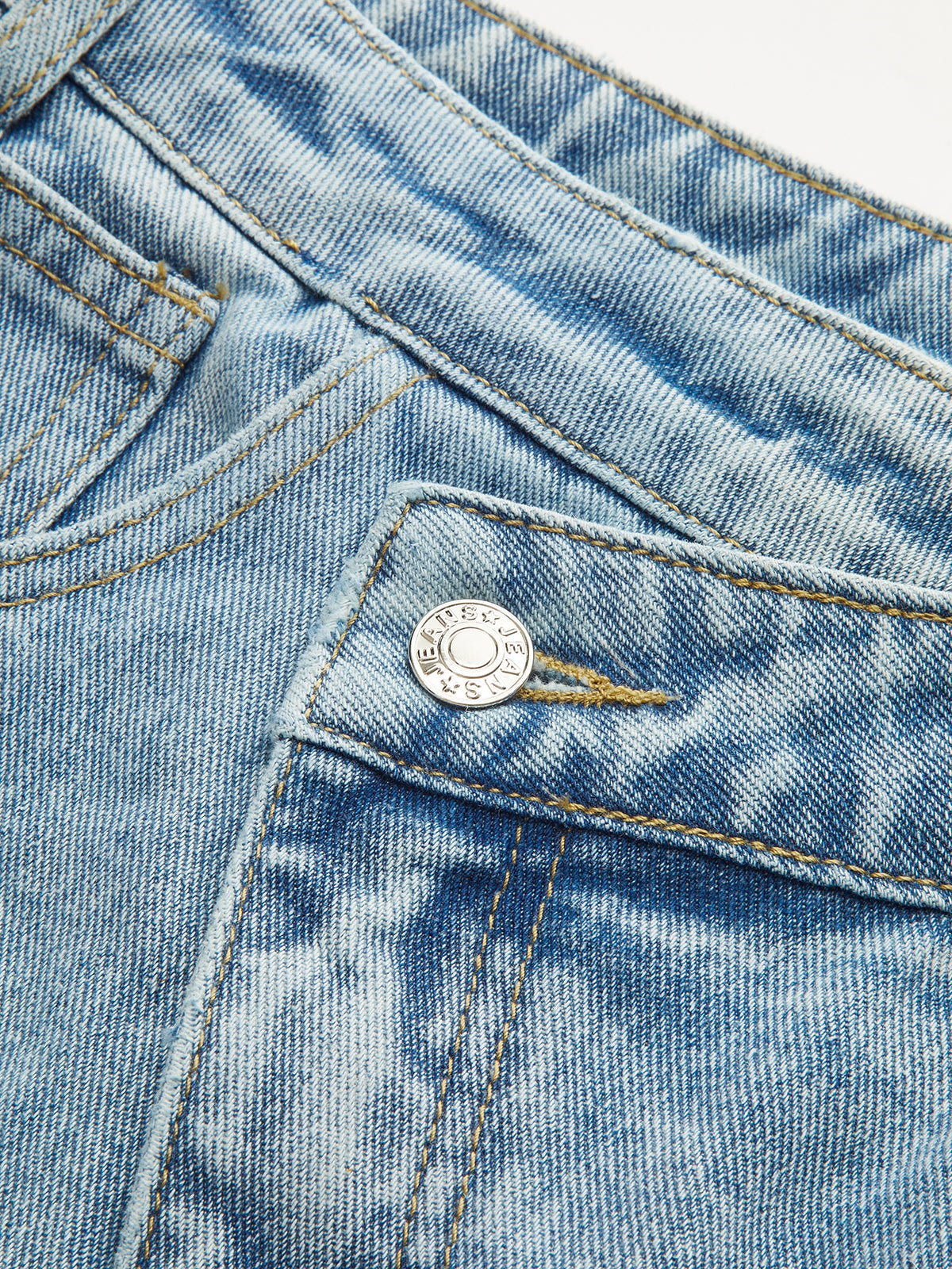 High-Waist-Denim-Jeans mit asymmetrisch geschwungenem Bein