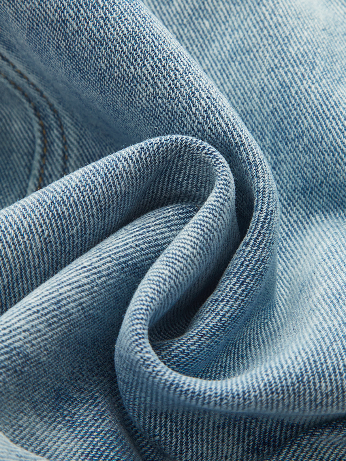 High-Waist-Denim-Jeans mit asymmetrisch geschwungenem Bein