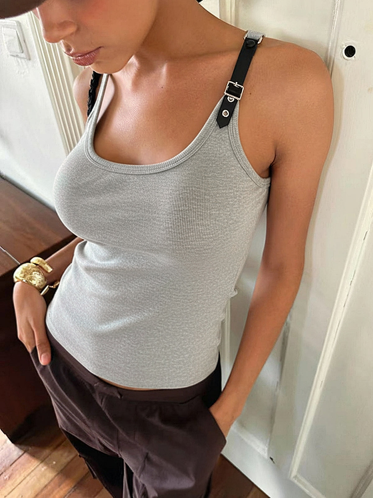 Geripptes dehnbares Kunstleder-Tanktop mit Schnalle im Vintage-Stil