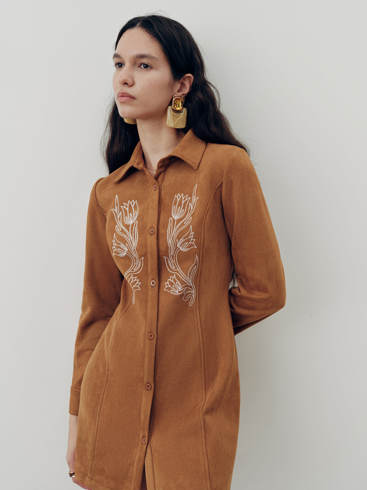 Robe chemise brodée florale effet daim