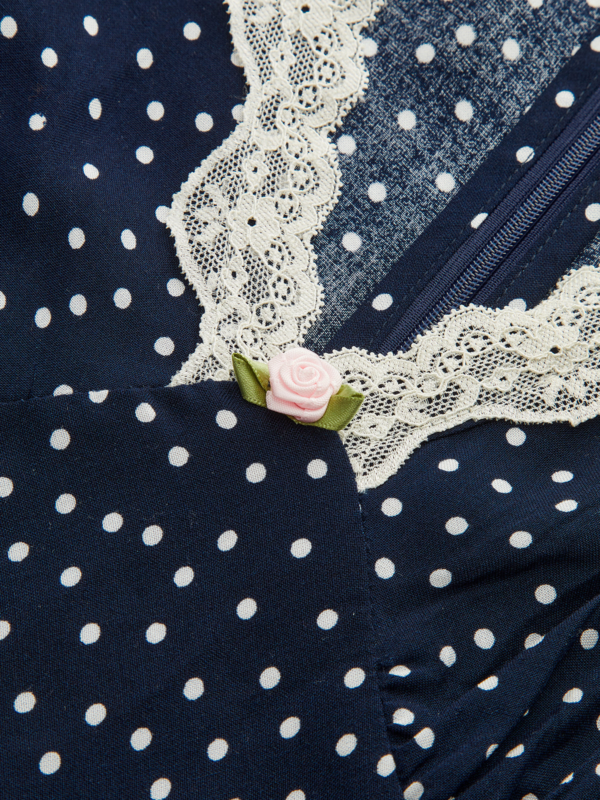Gepunktetes Maxikleid mit V-Ausschnitt und Spitzenborte