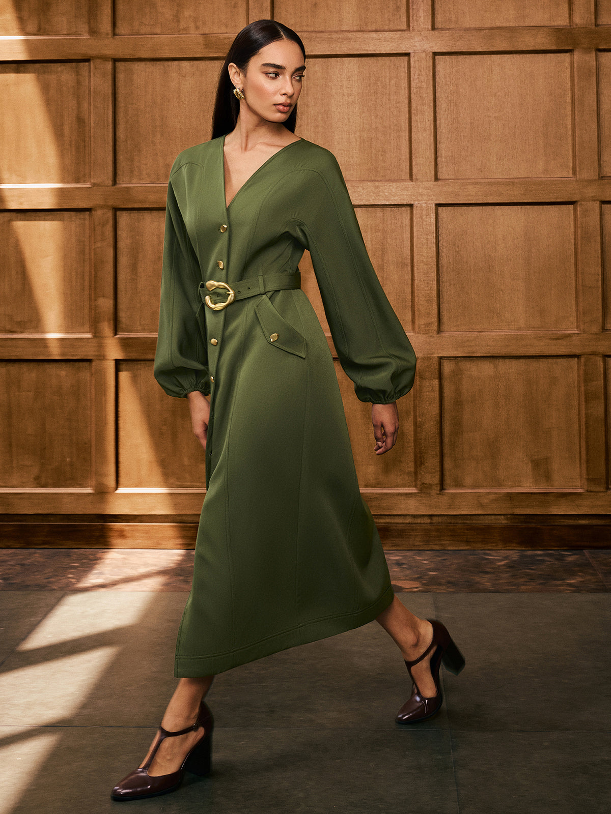 Robe à col en V, manches ballon, boutonnée sur le devant avec ceinture