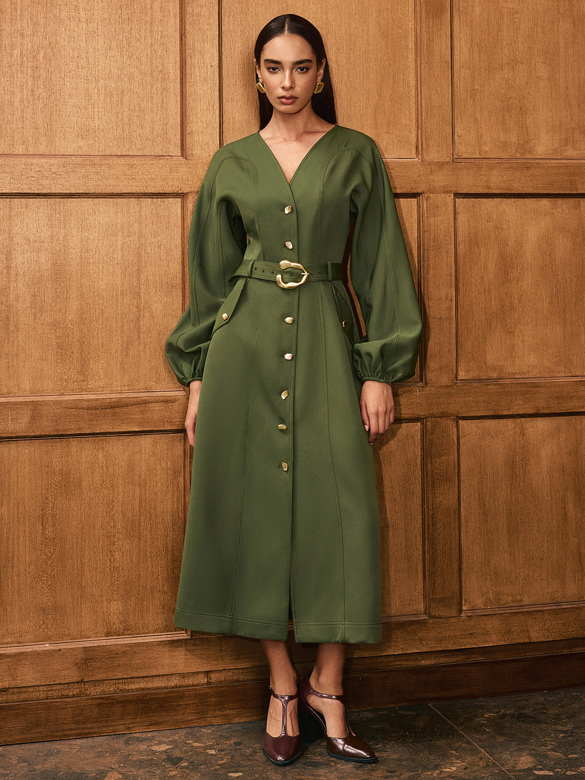 Robe à col en V, manches ballon, boutonnée sur le devant avec ceinture