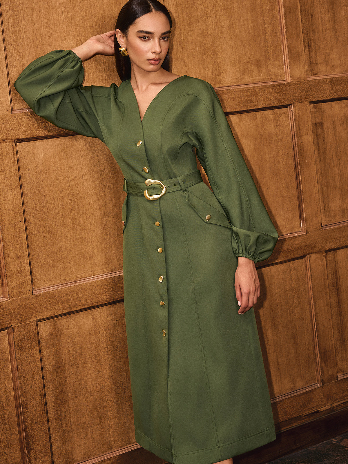 Robe à col en V, manches ballon, boutonnée sur le devant avec ceinture