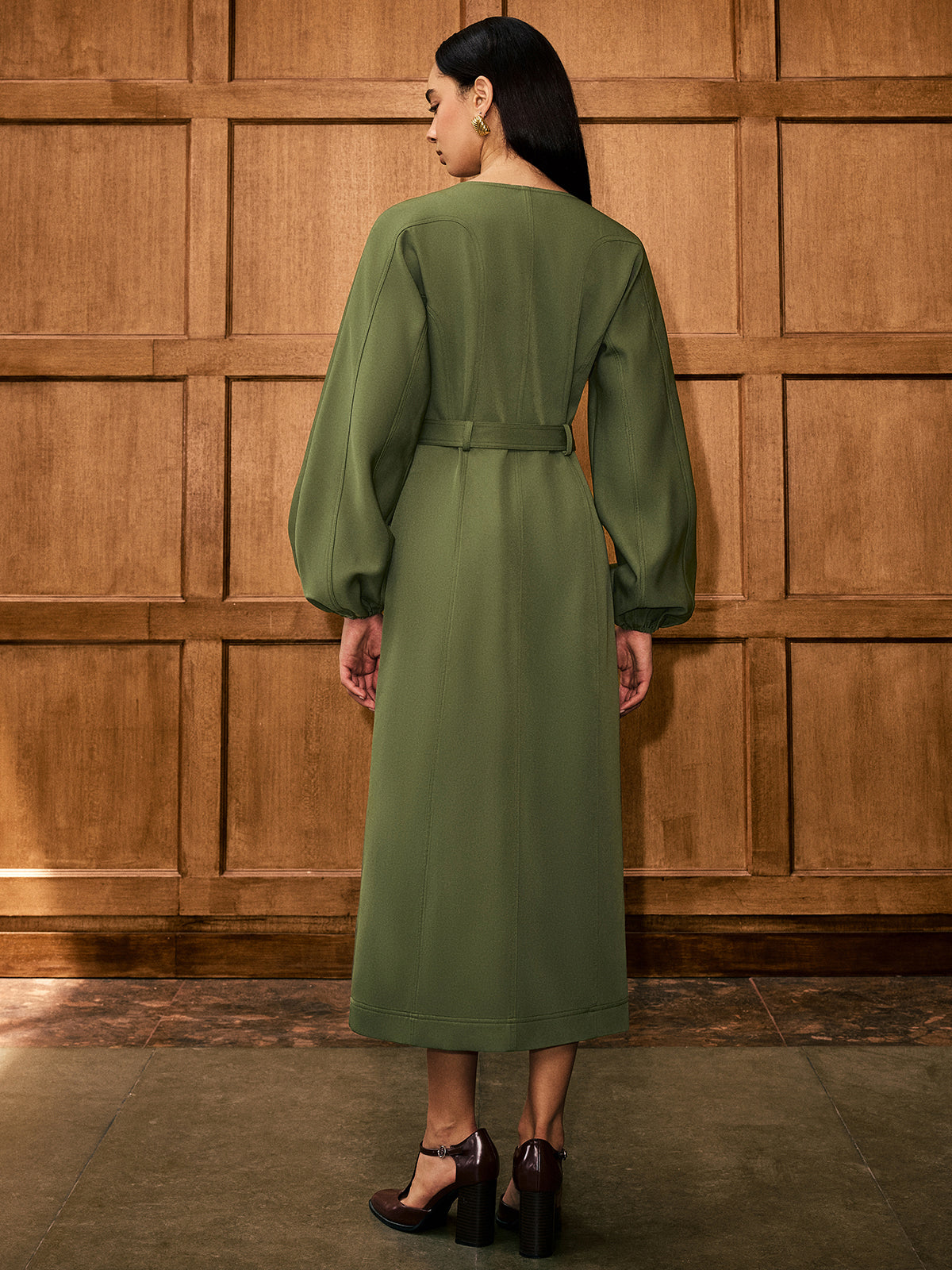 Robe à col en V, manches ballon, boutonnée sur le devant avec ceinture