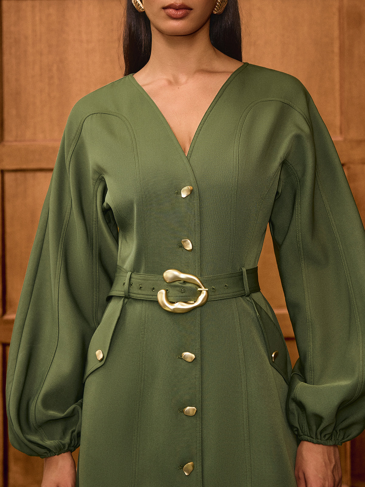Robe à col en V, manches ballon, boutonnée sur le devant avec ceinture