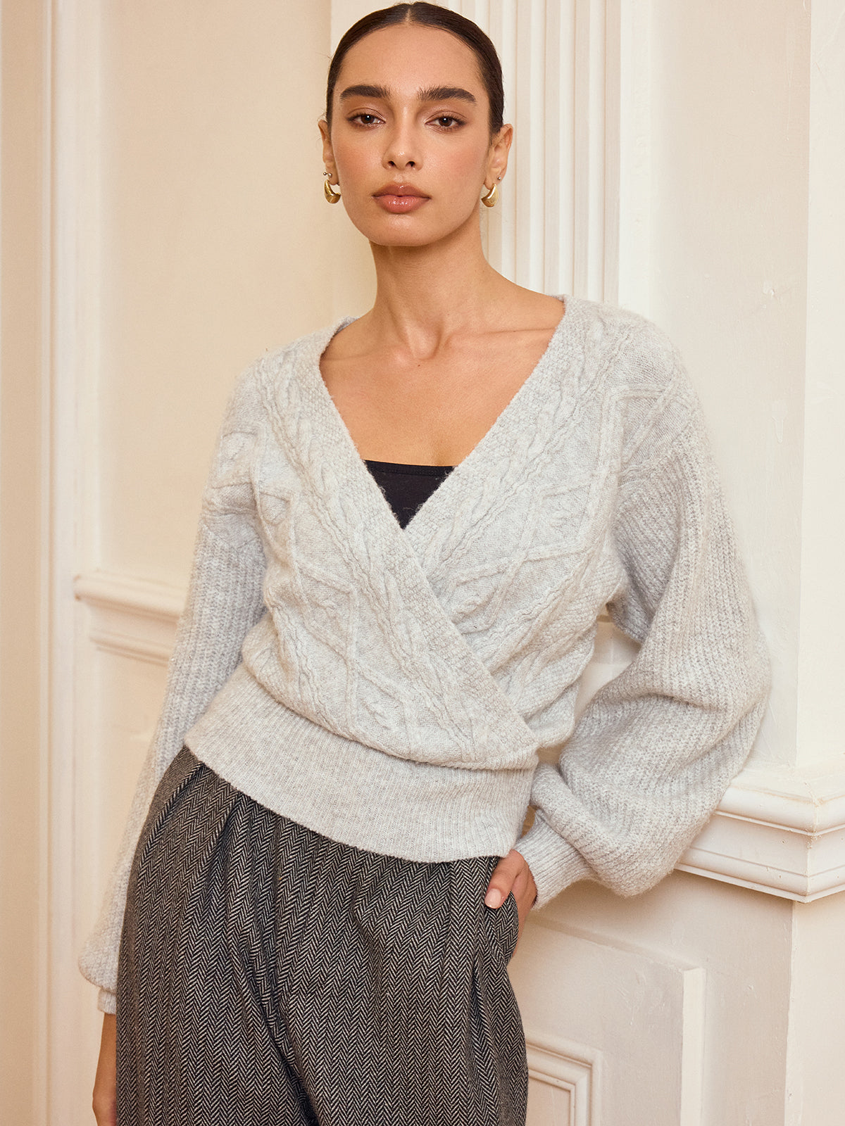 Zopfstrickpullover mit Wickeloptik, V-Ausschnitt und Ballonärmeln