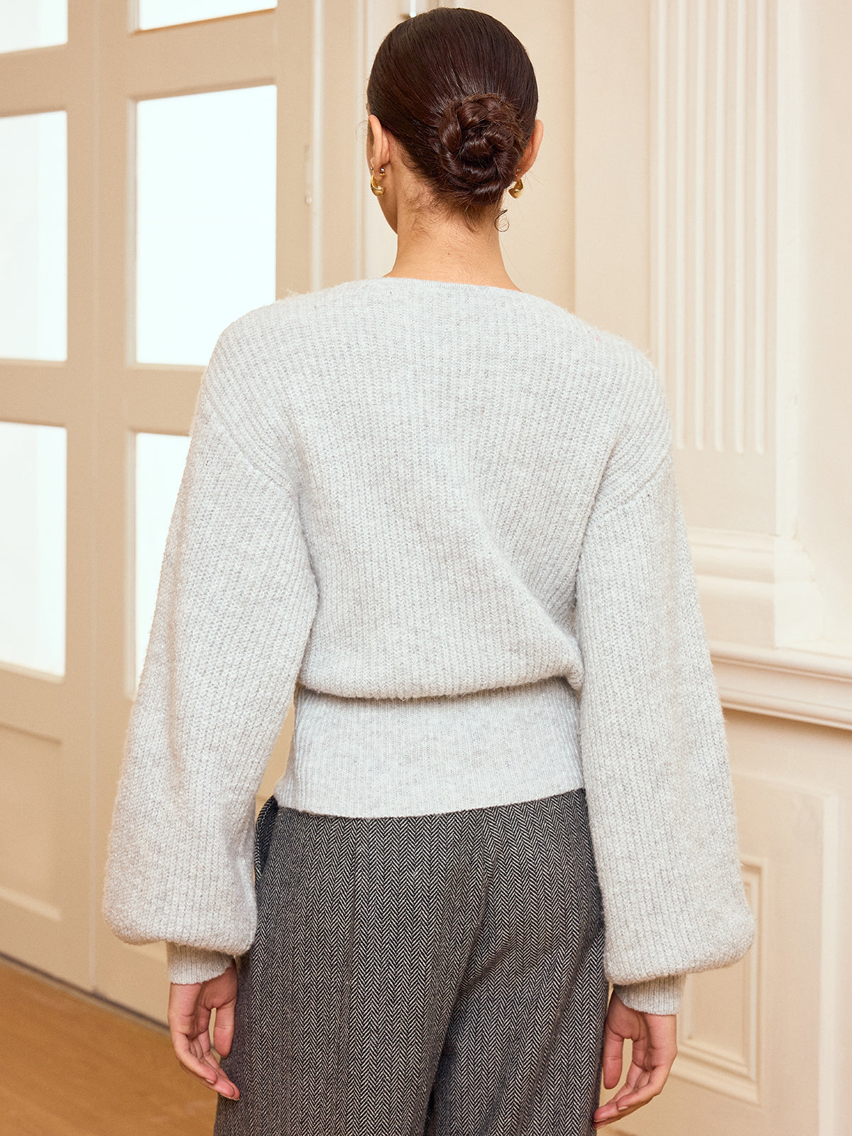 Zopfstrickpullover mit Wickeloptik, V-Ausschnitt und Ballonärmeln