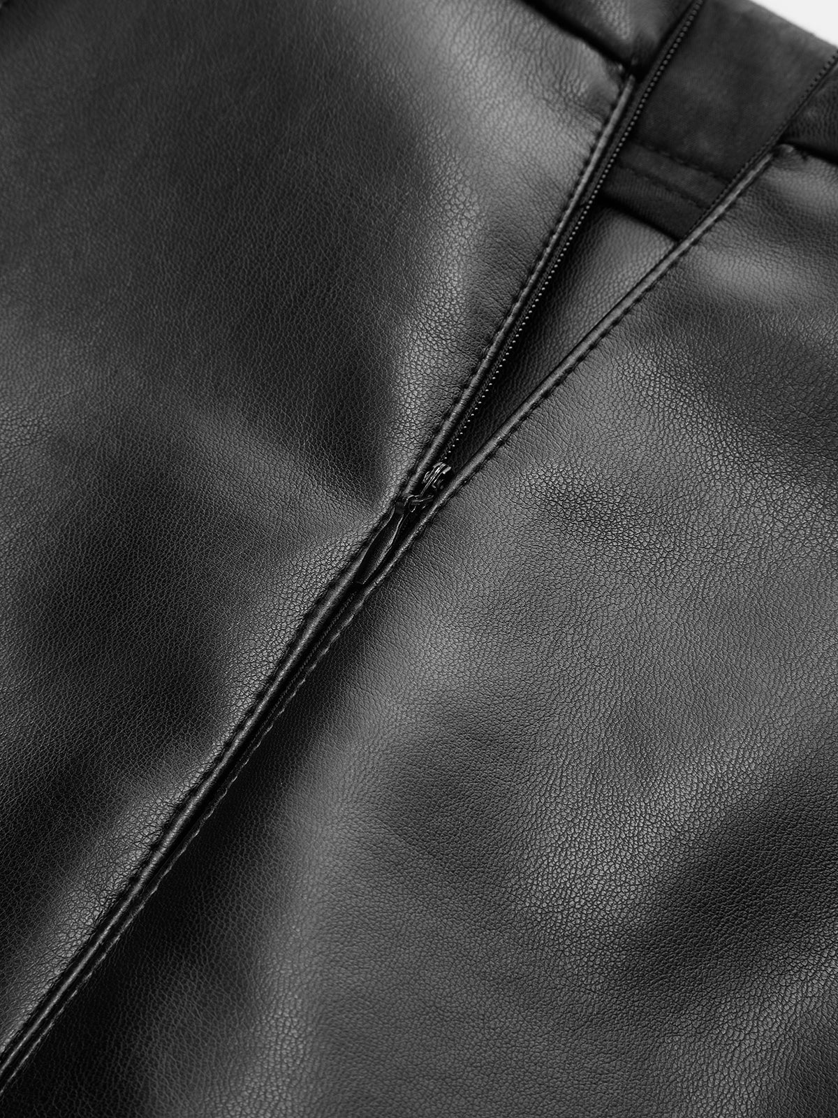 Minirock aus PU-Leder mit ovalen Taschen