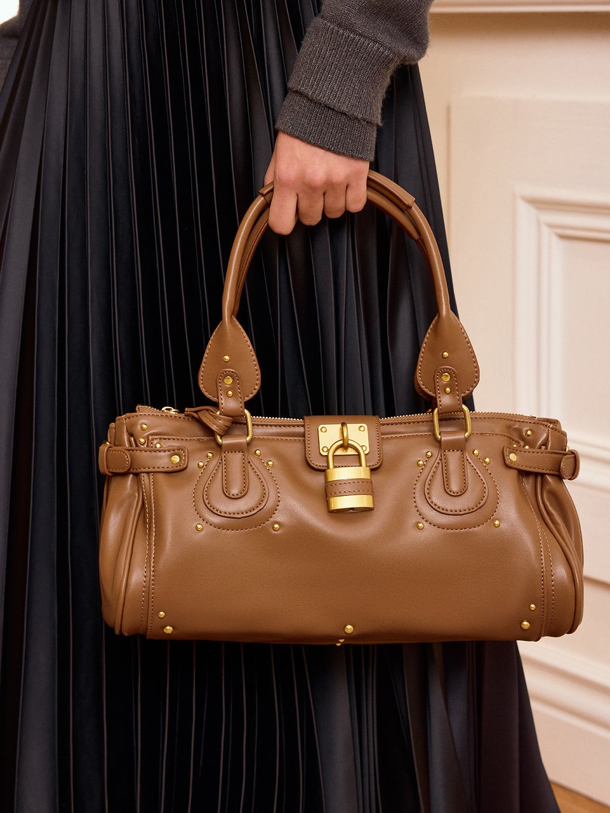 Sac à main à poignée supérieure en similicuir clouté avec détail de verrouillage