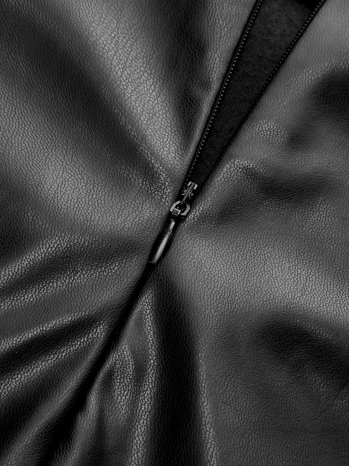 Geraffter Maxirock aus Kunstleder mit Schlitz