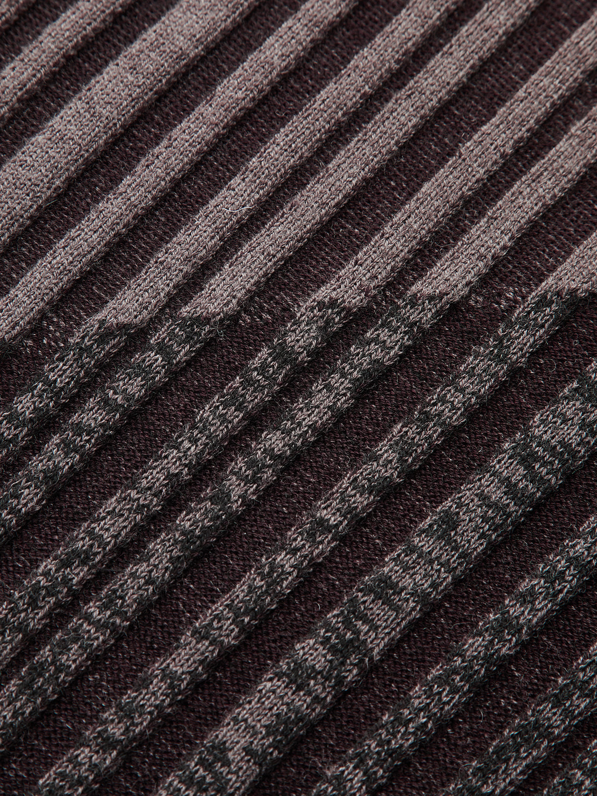 Zweifarbiger Strickpullover aus Wollmischung mit Stehkragen