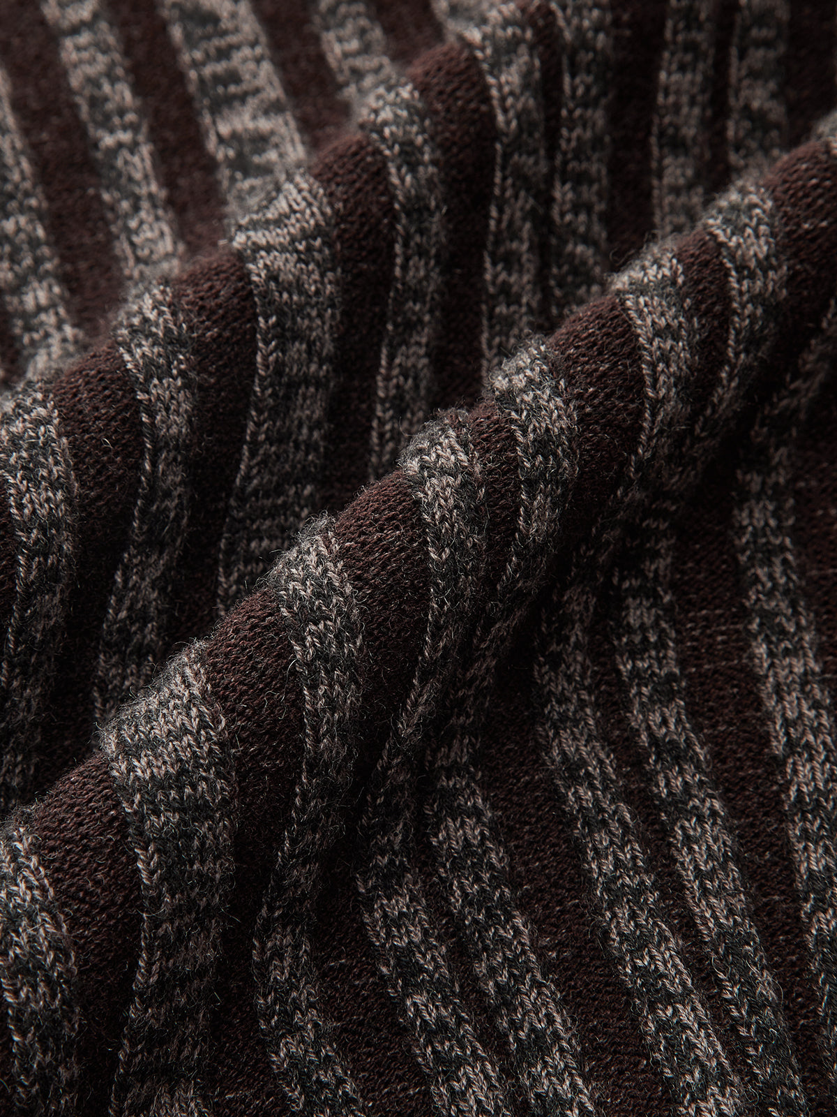 Zweifarbiger Strickpullover aus Wollmischung mit Stehkragen