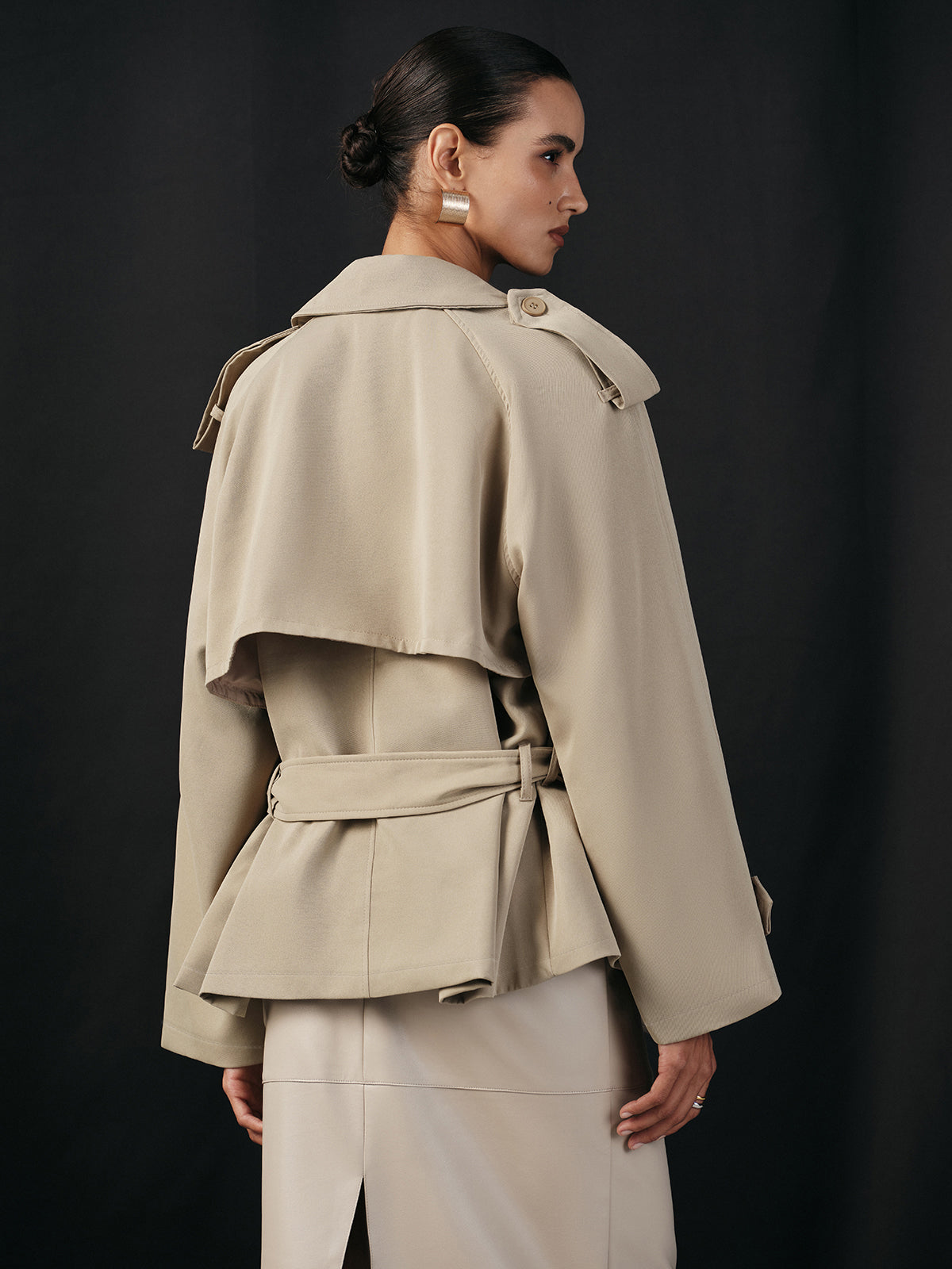 Trenchcoat mit breitem Revers und Gürtel