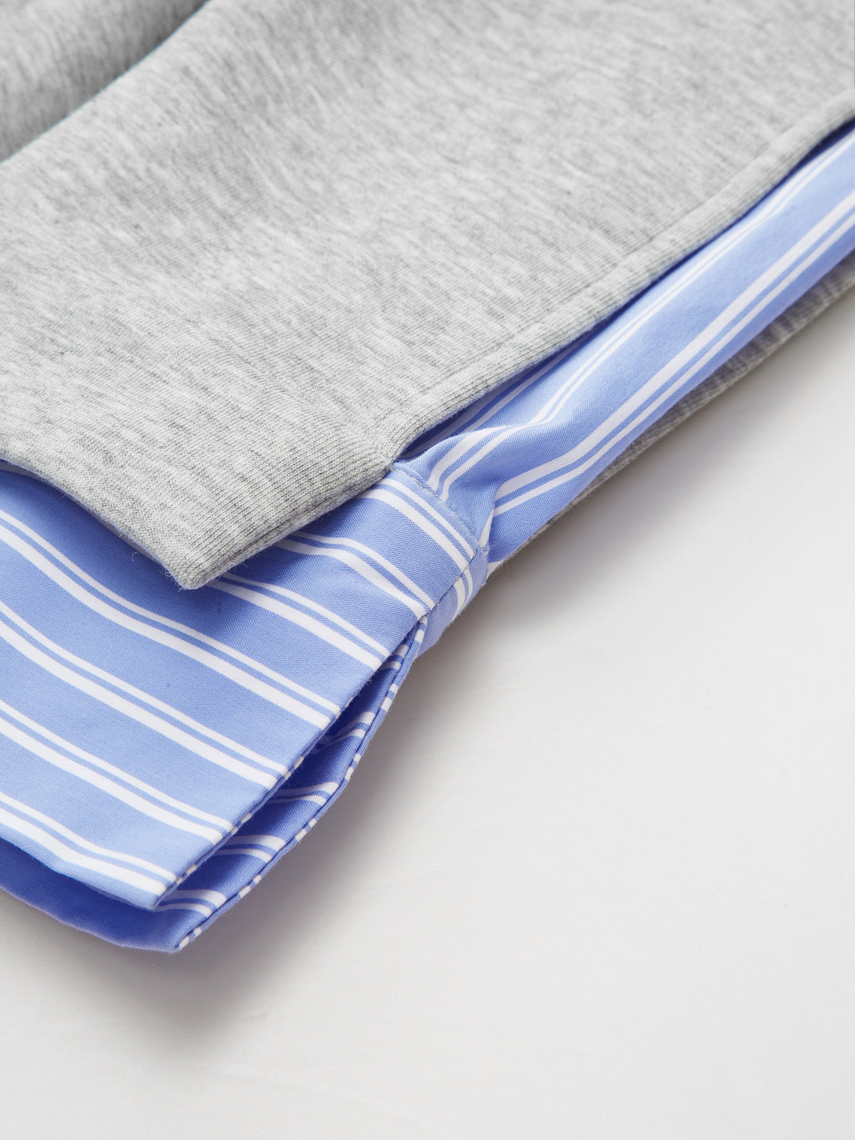 Gestreiftes Sweatshirt mit Rundhalsausschnitt und Einsätzen