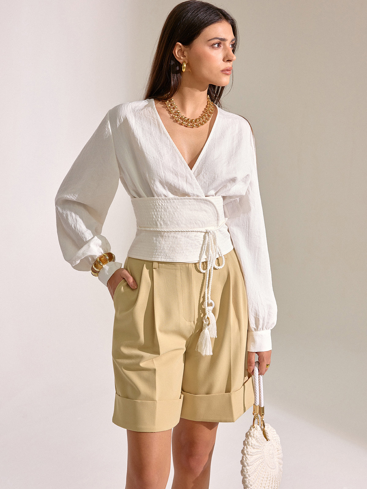 Gefaltete Shorts mit Taschen und mittelhohem Bund